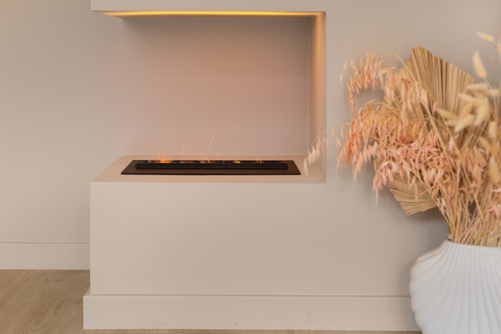 Stuen har en behagelig elektrisk peis som skaper god atmosfære Galleribilde