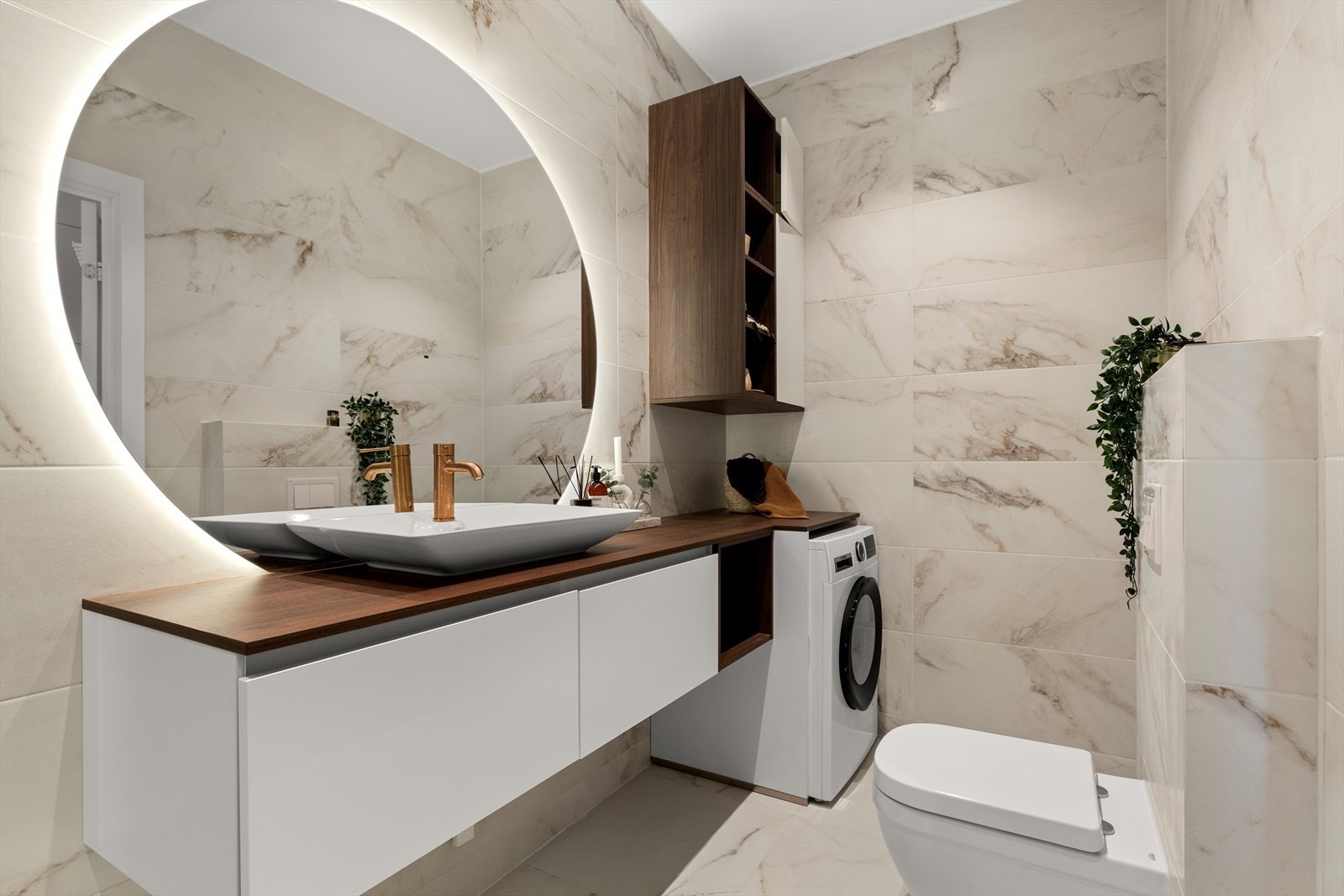 Badet er godt utstyrt med blant annet pene hyller for oppbevaring. Baderommet er av god størrelse og har som resten av leiligheten en generøstakhøyde og opplegg for vaskemaskin. Galleribilde