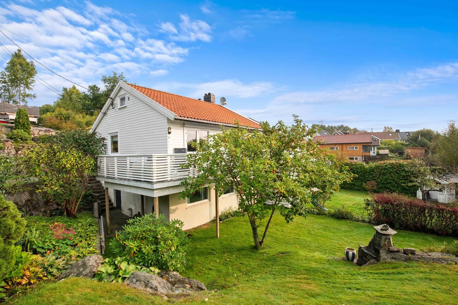 Innholdsrik bolig med en pent opparbeidet og solrik uteplass/ hage. Attraktiv, barnevennlig beliggenhet. Garasje Galleribilde