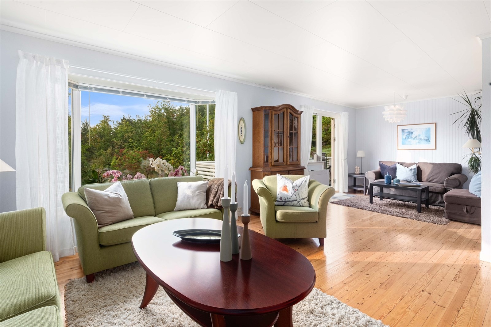 Stuen er enkel å innrede med plass til flere sittegrupper samt gode lysinnslipp fra vindusflatene. Galleribilde