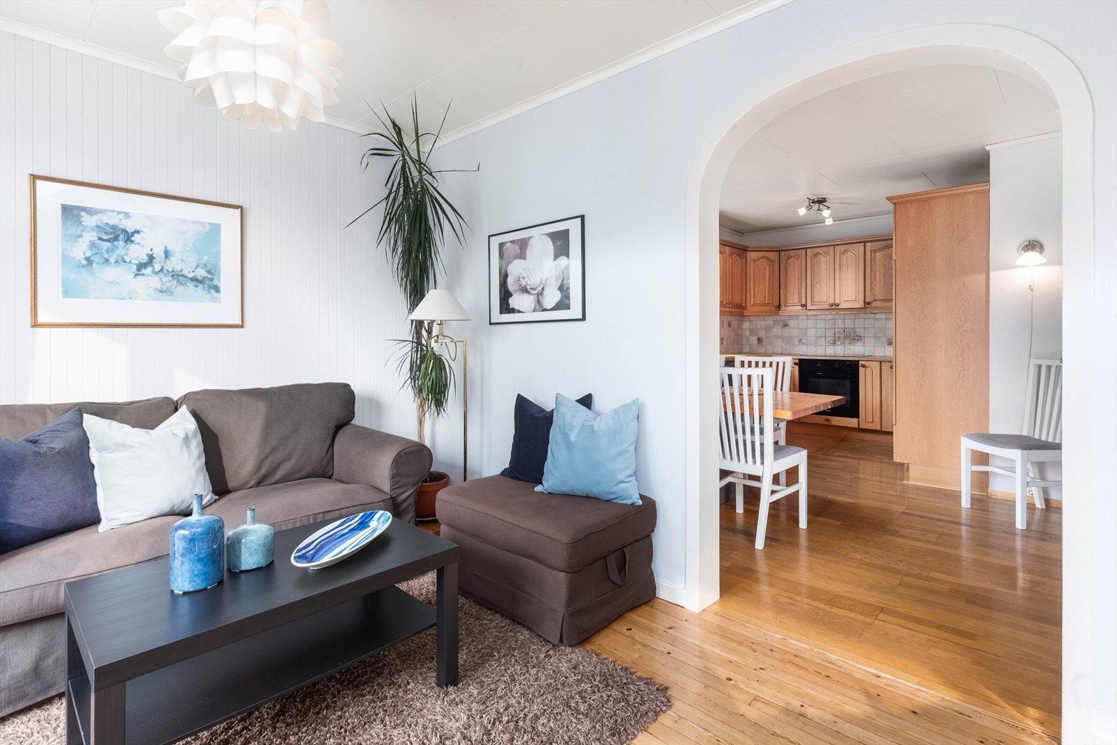 Kjøkkenet ligger praktisk plassert i boligen, vegg i vegg med stuen Galleribilde