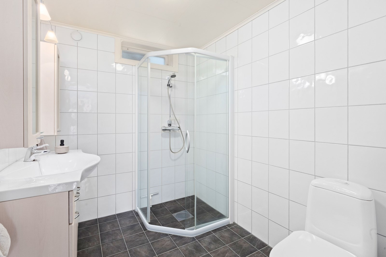 Romslig flislagt baderom Galleribilde