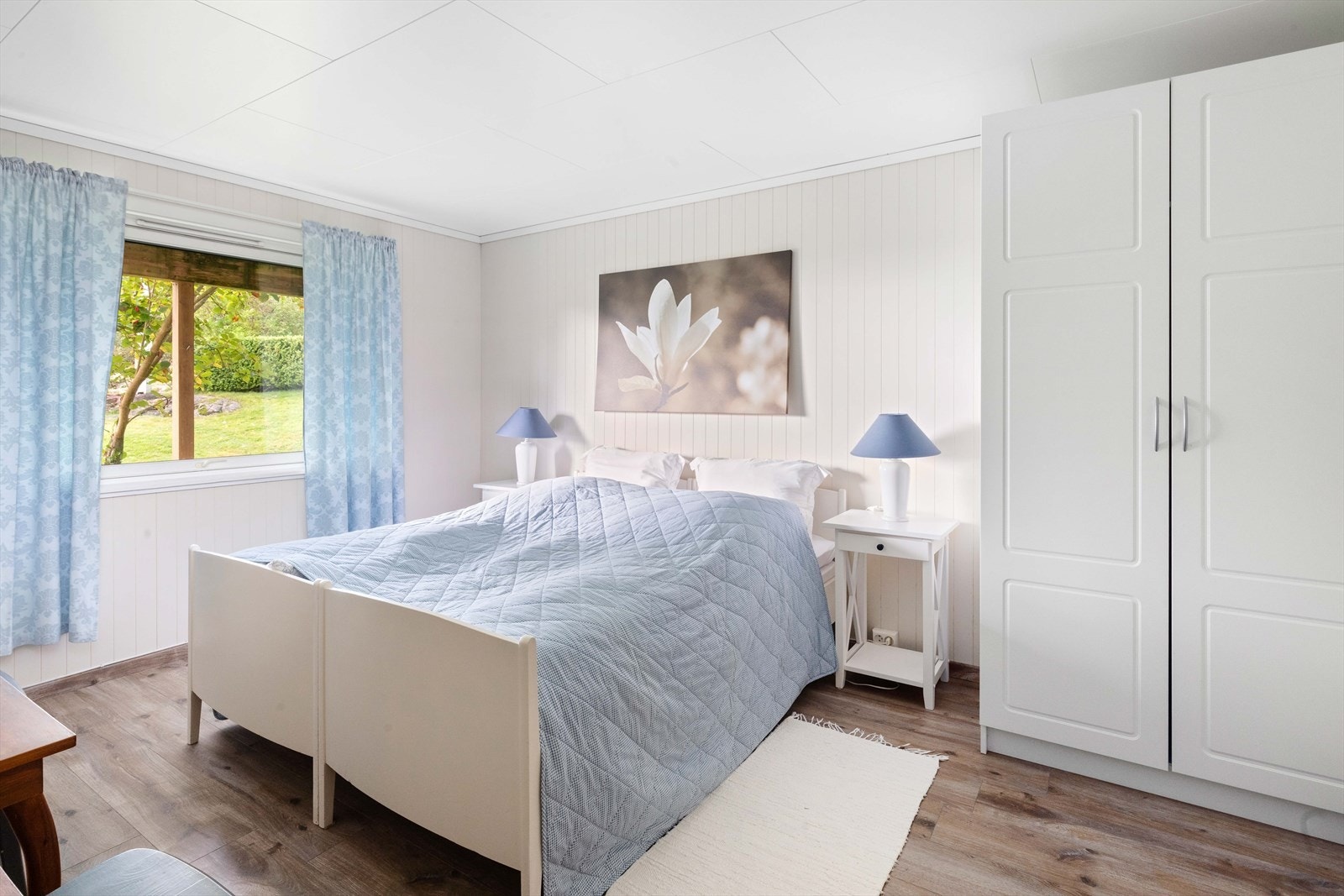 Hovedsoverom. God plass til stor seng med tilhørende møblement, samt garderobe Galleribilde