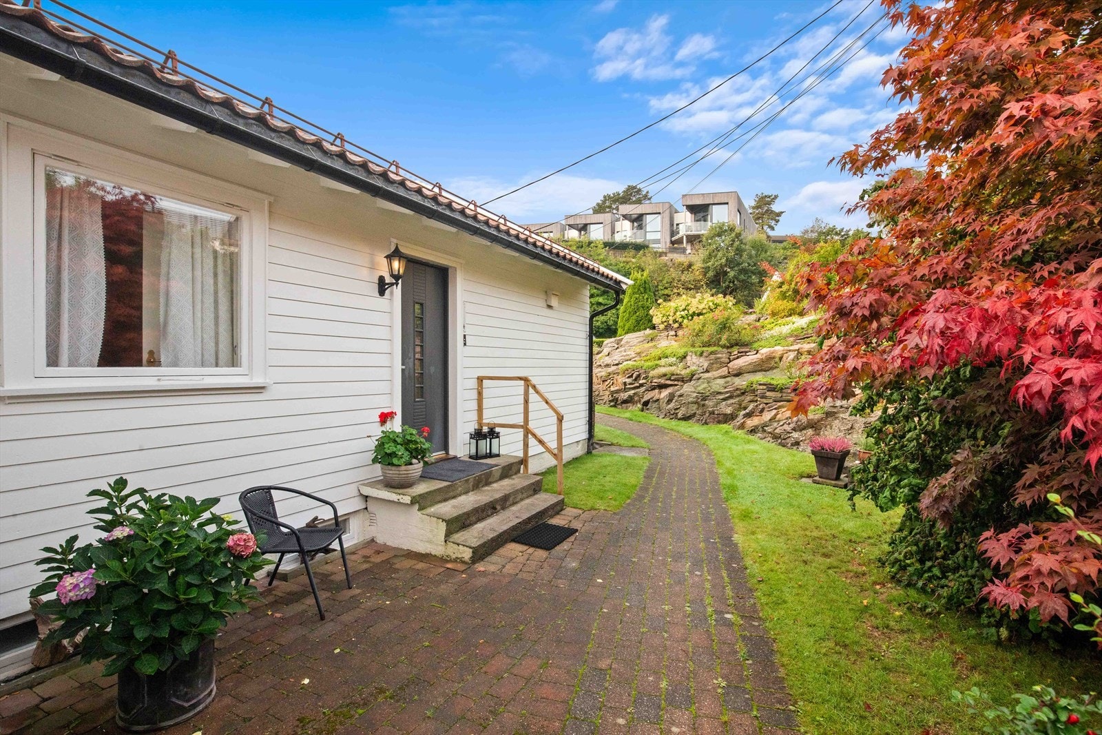 Inngangsparti. Videre inn i boligen starter vi med 1. etasje Galleribilde