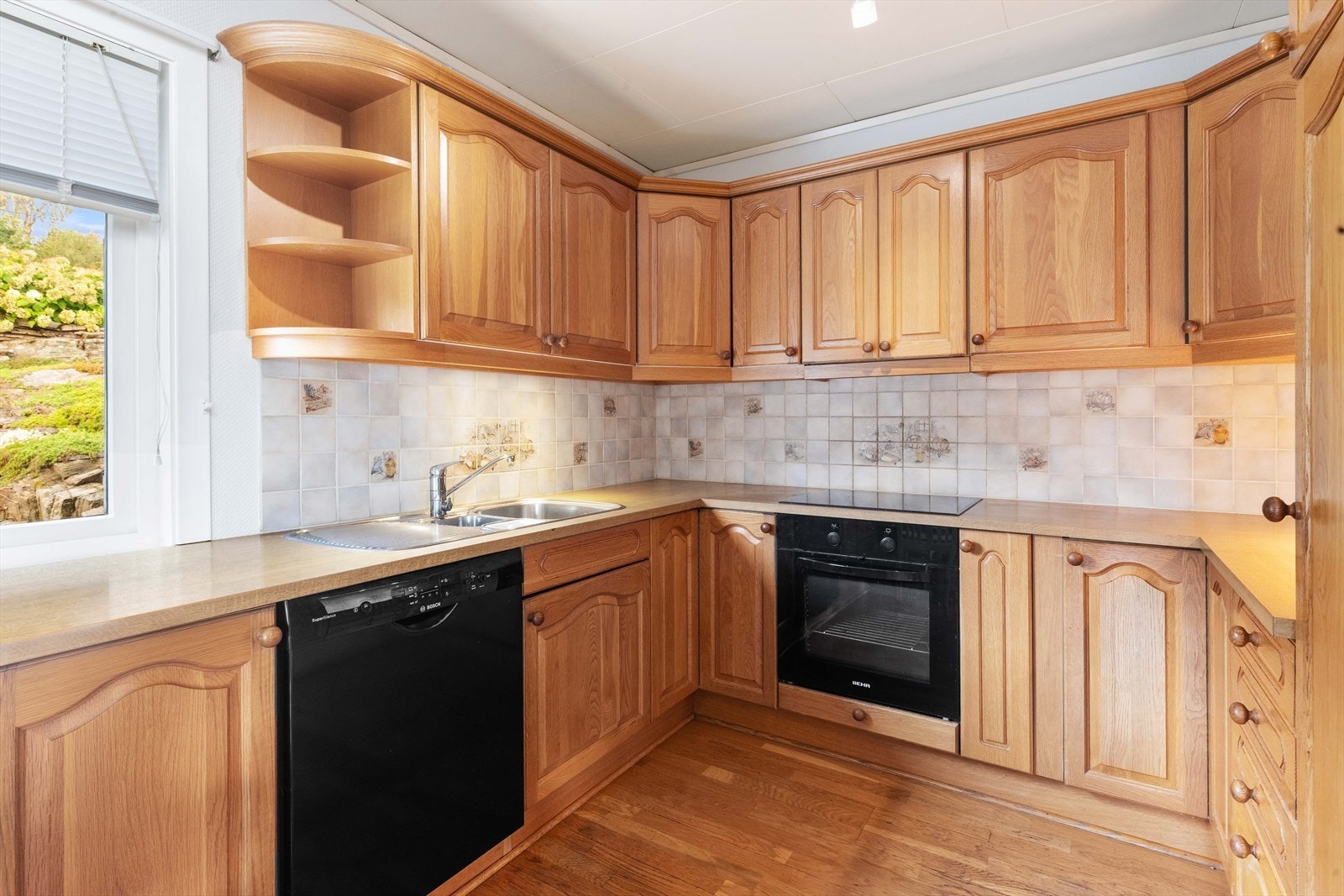 Godt med oppbevaringsplass i under-og overskap Galleribilde