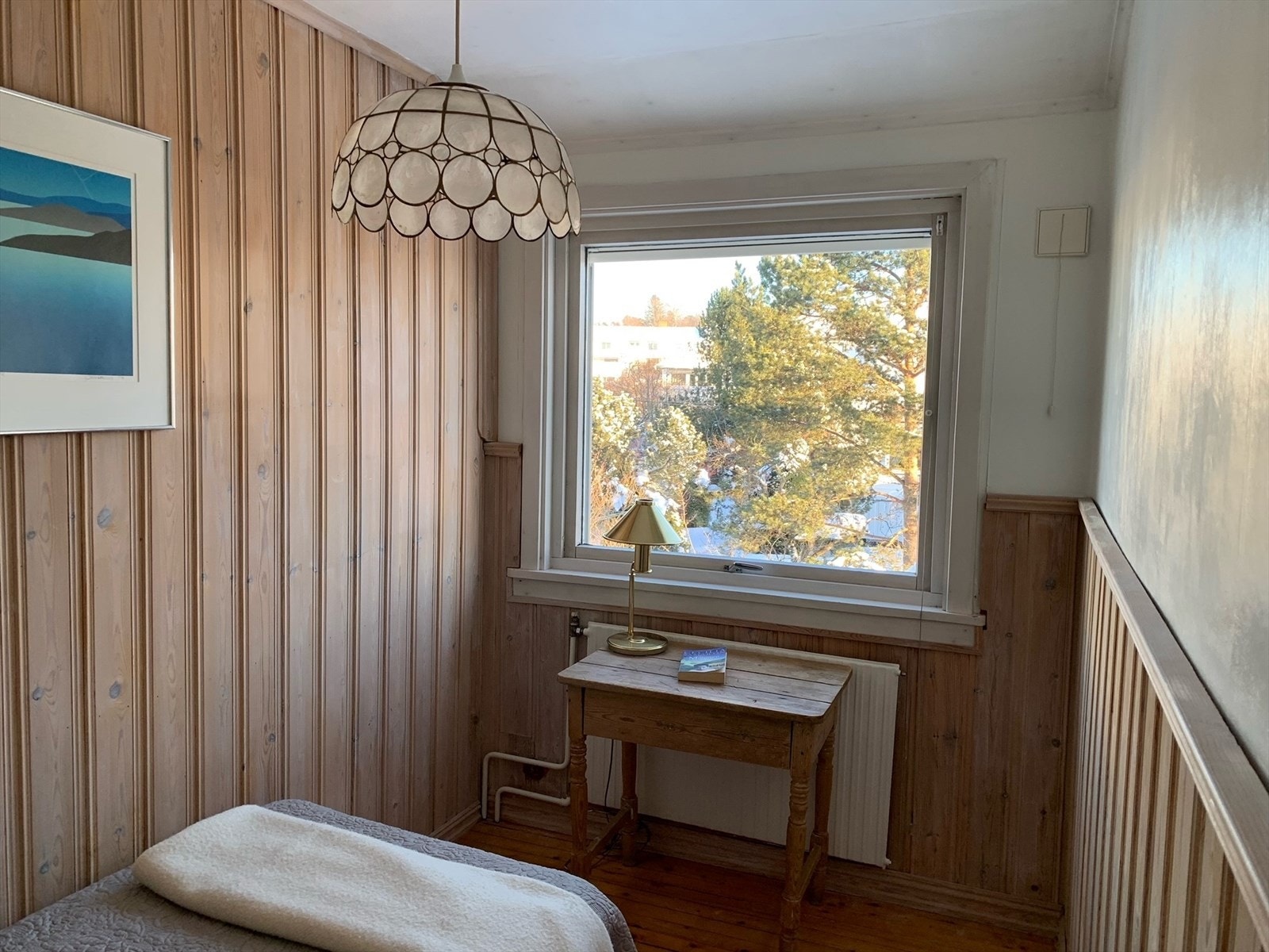 God plass til seng og kontorpult. Galleribilde