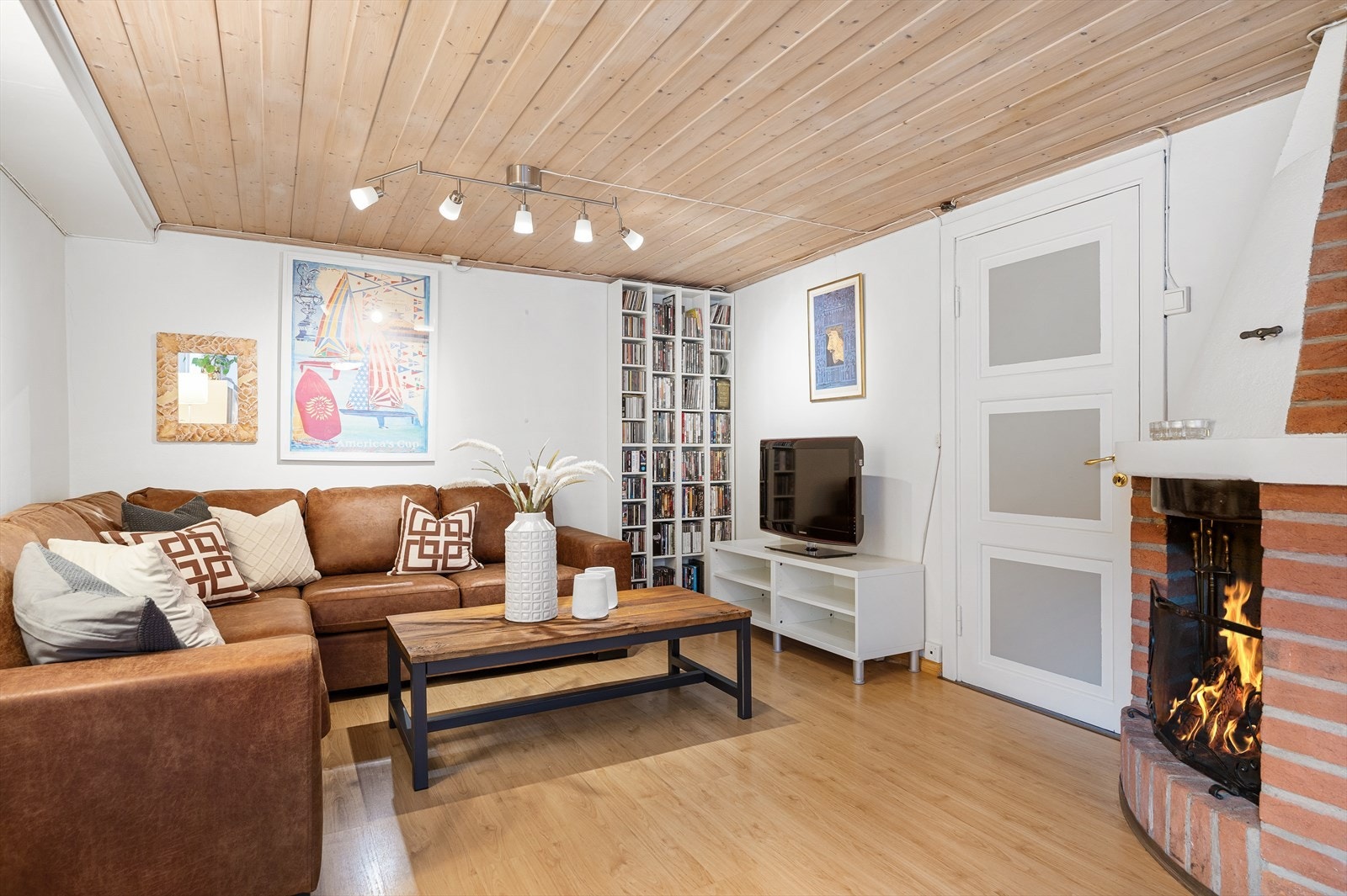 Kjellerstuen har også peis Galleribilde