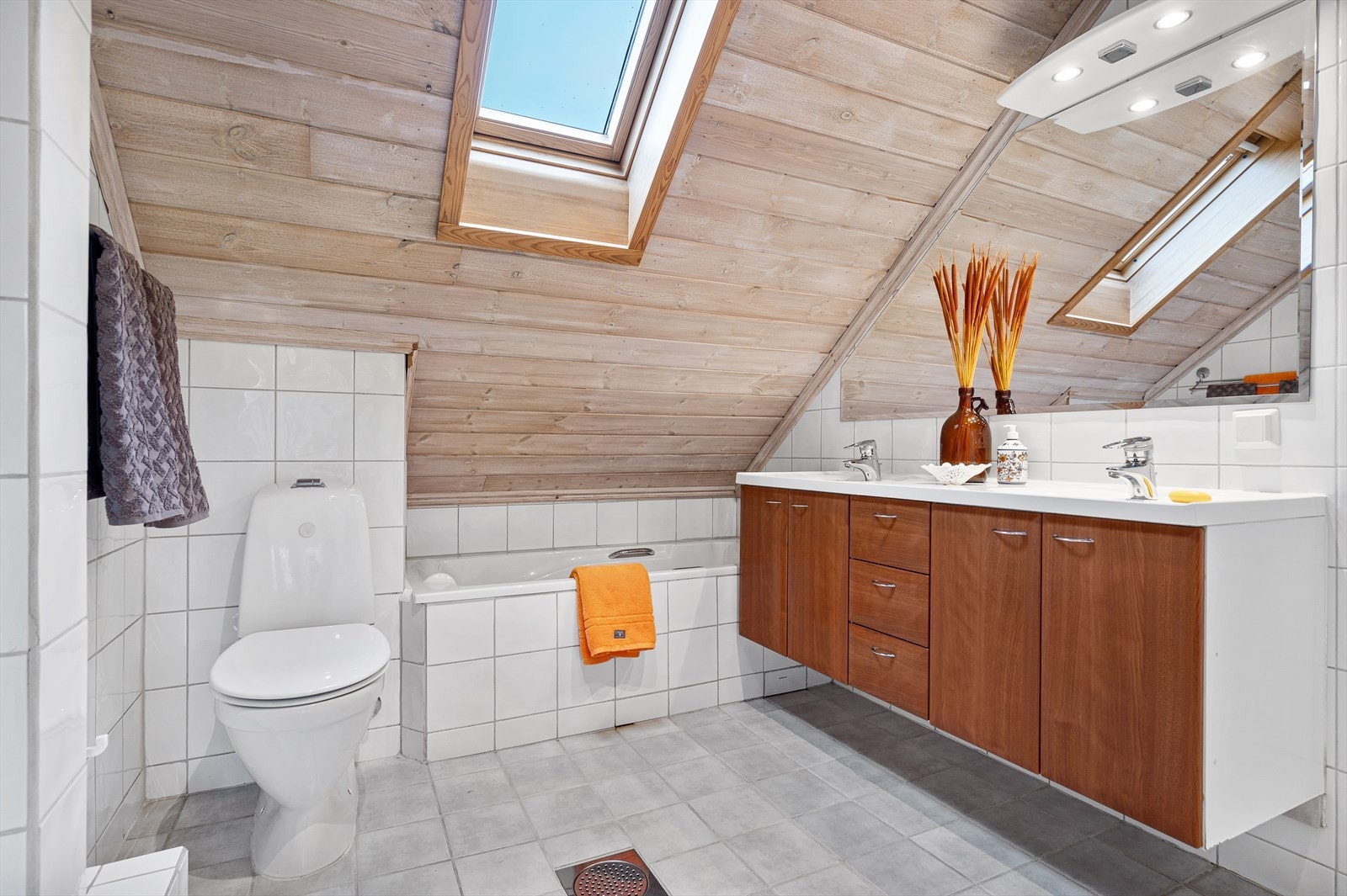 Bad i andre etasje inneholder wc, dobbel servant, badekar og dusj. Galleribilde