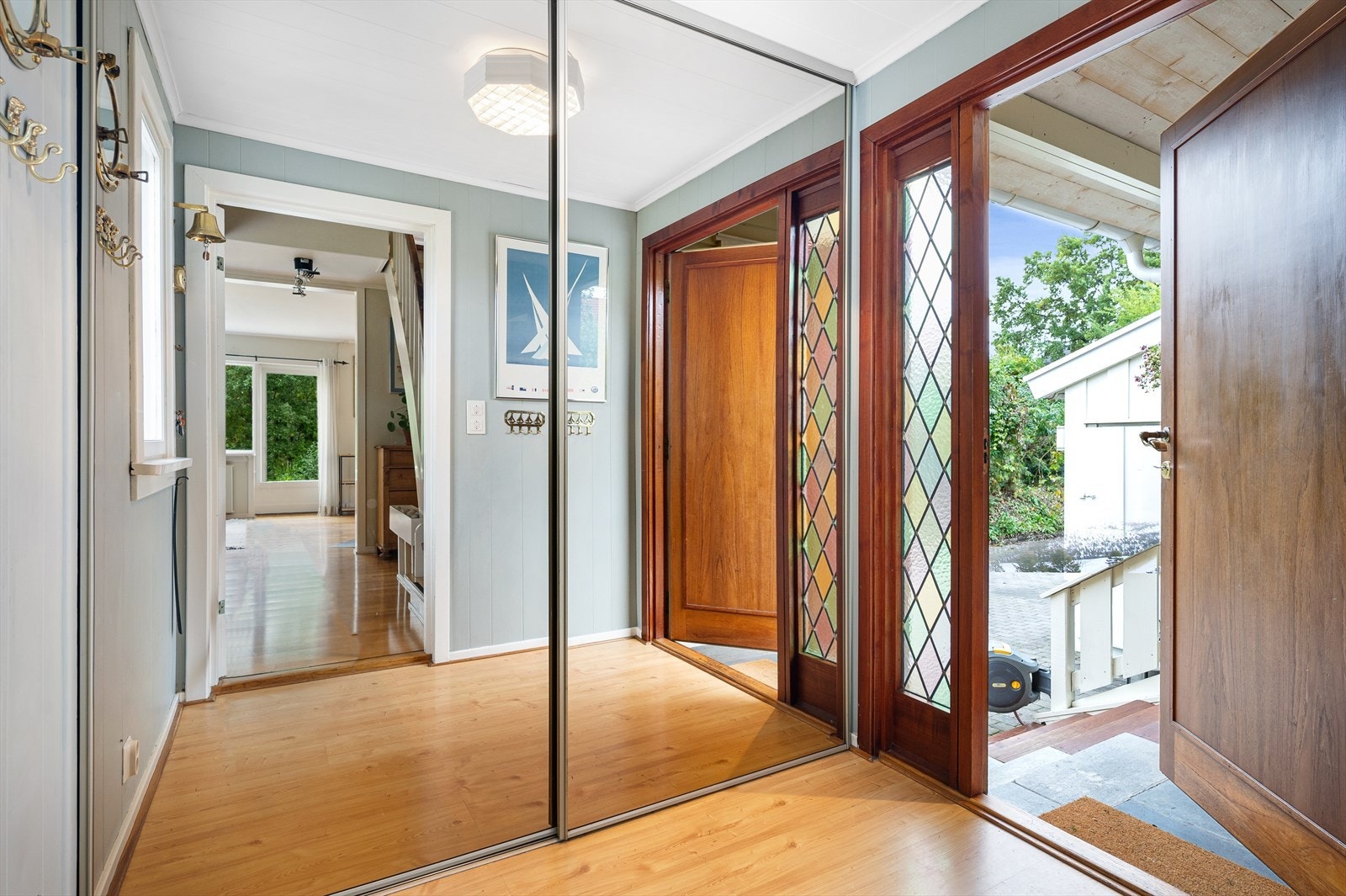 Hyggelig entrè med stort garderobeskap Galleribilde