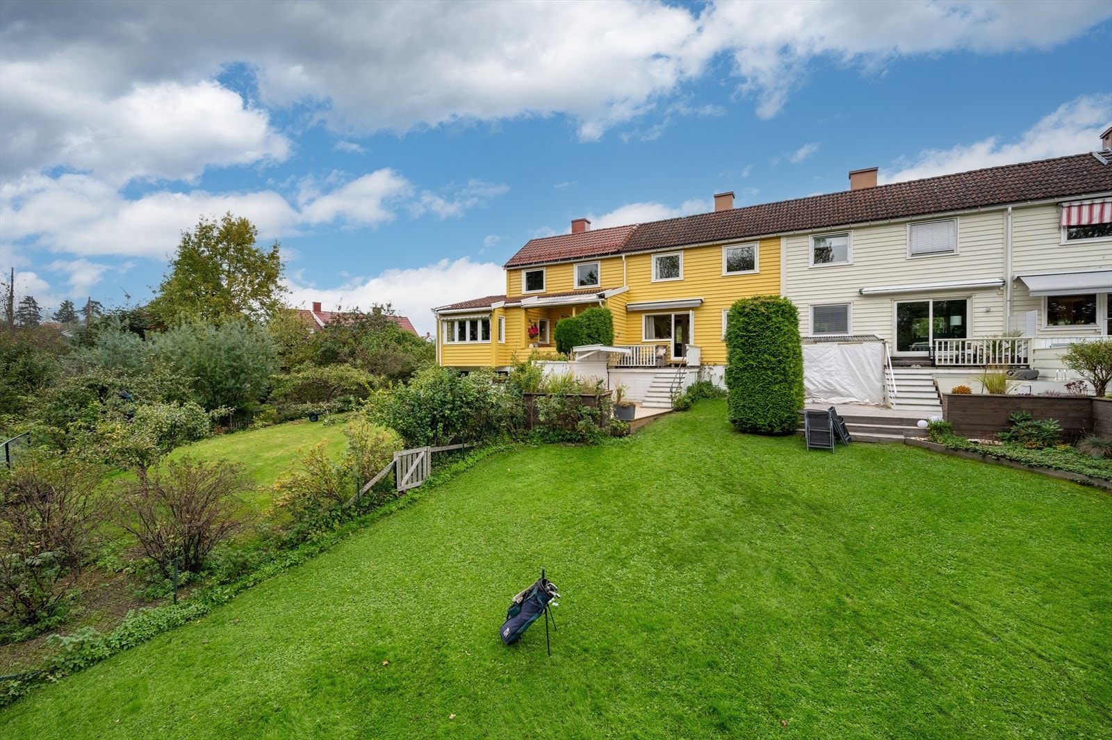 Vestvendt og skjermet hage med svært gode solforhold Galleribilde