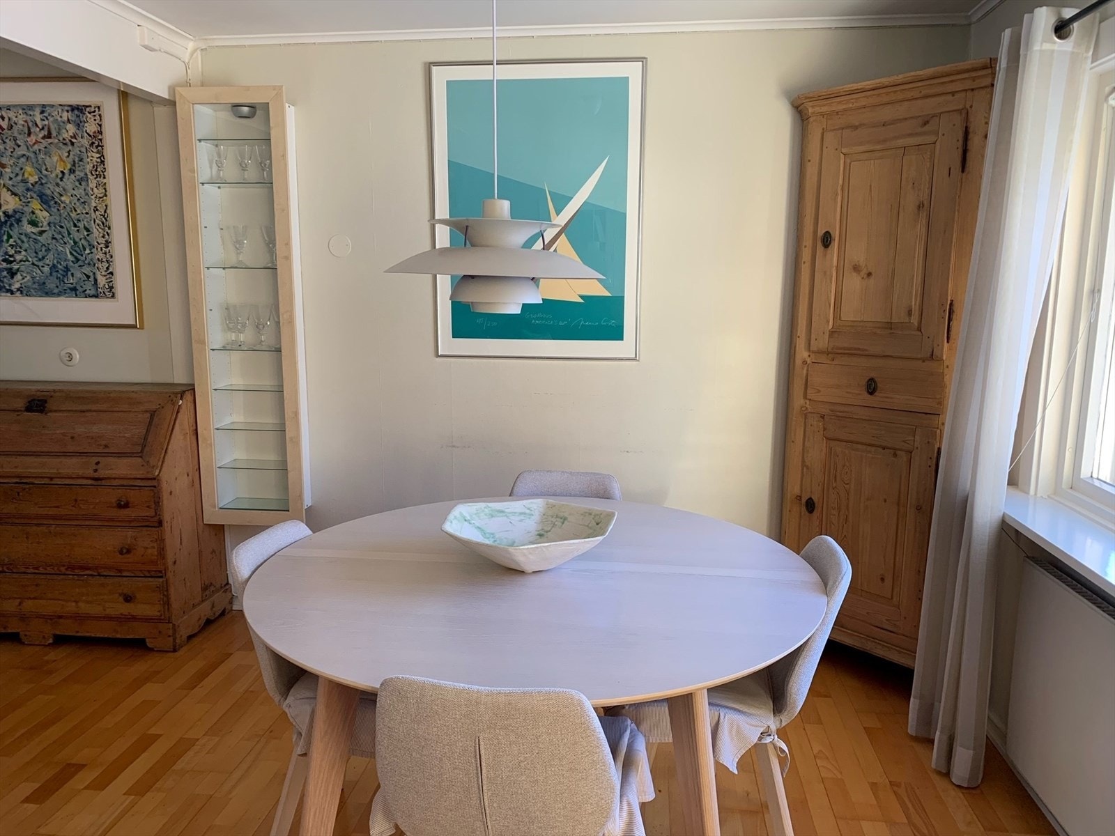 Det er god plass til spisebord med tilhørende møblement. Galleribilde