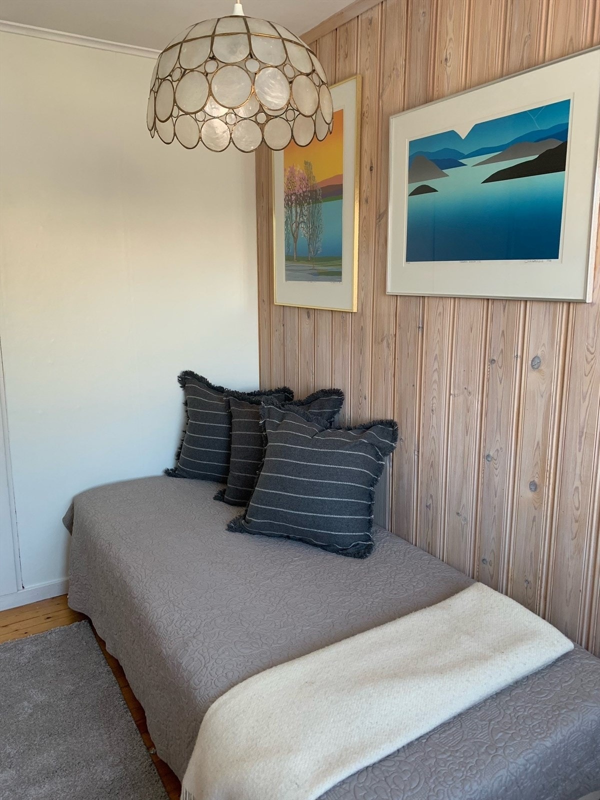 Andre etasje inneholder tre soverom og et bad. Galleribilde