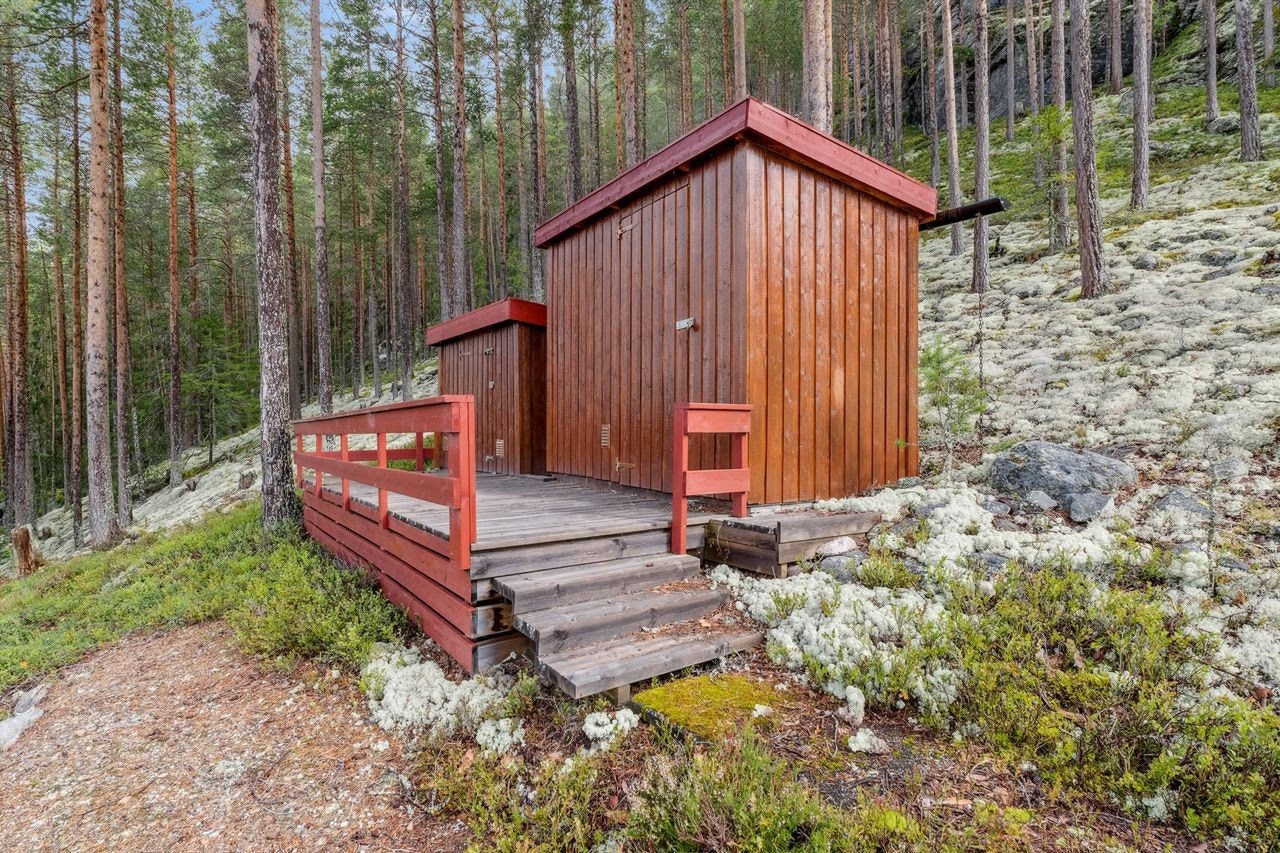 Bod og aggregathus med felles platting foran. Galleribilde