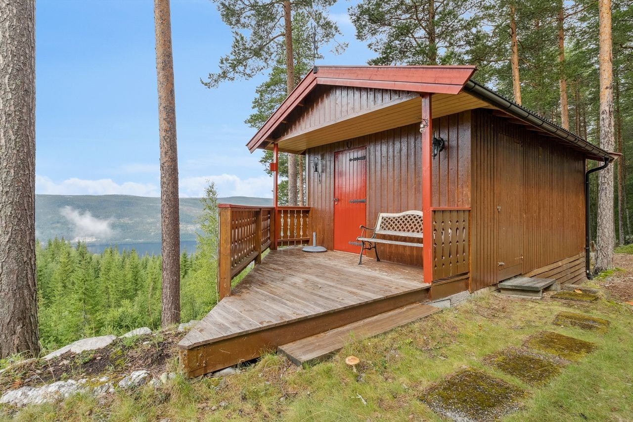 Annekset har også en liten terrasseplatting tilknyttet inngangen. Galleribilde