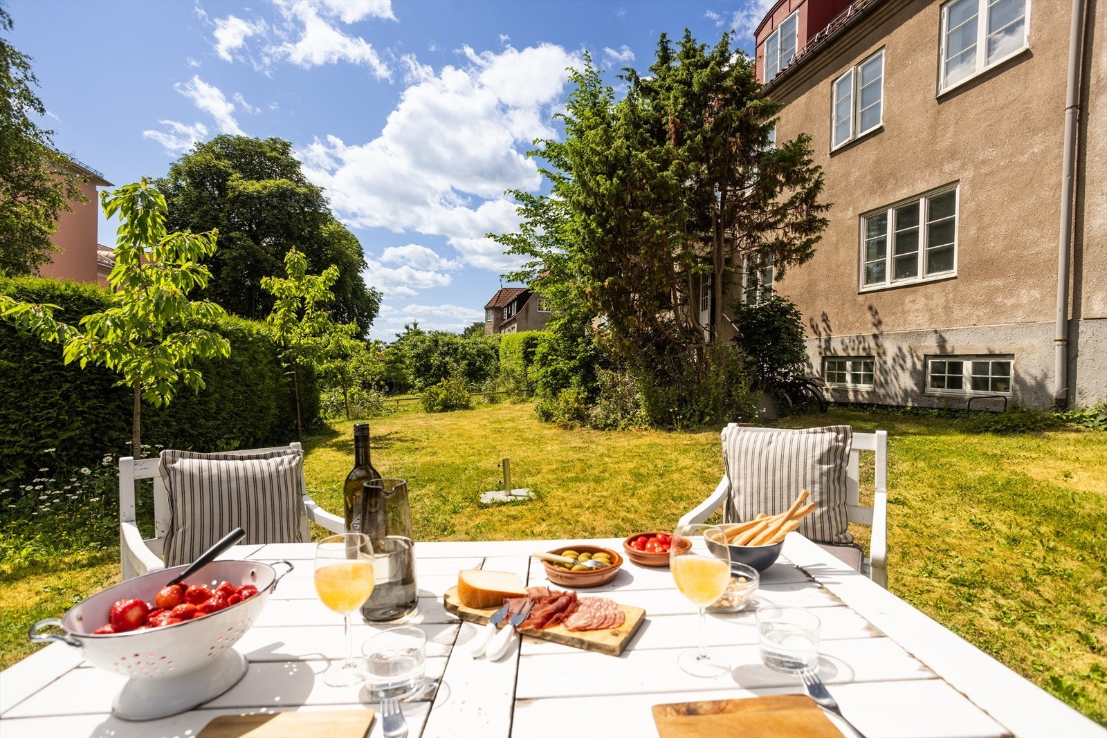 Boligen har en flott beliggenhet i Ullevål Hageby med direkte utgang til en fantastisk hage av god størrelse. Galleribilde