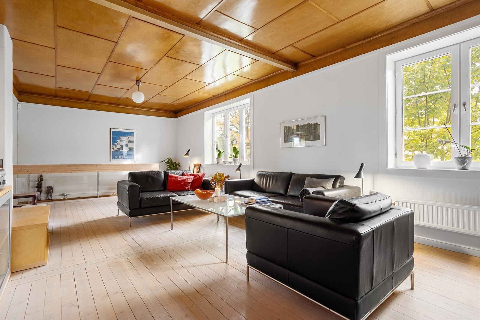 Boligen går over to etasjer med 90 kvm i grunnflate, og har en familievennlig og praktisk planløsning. Galleribilde