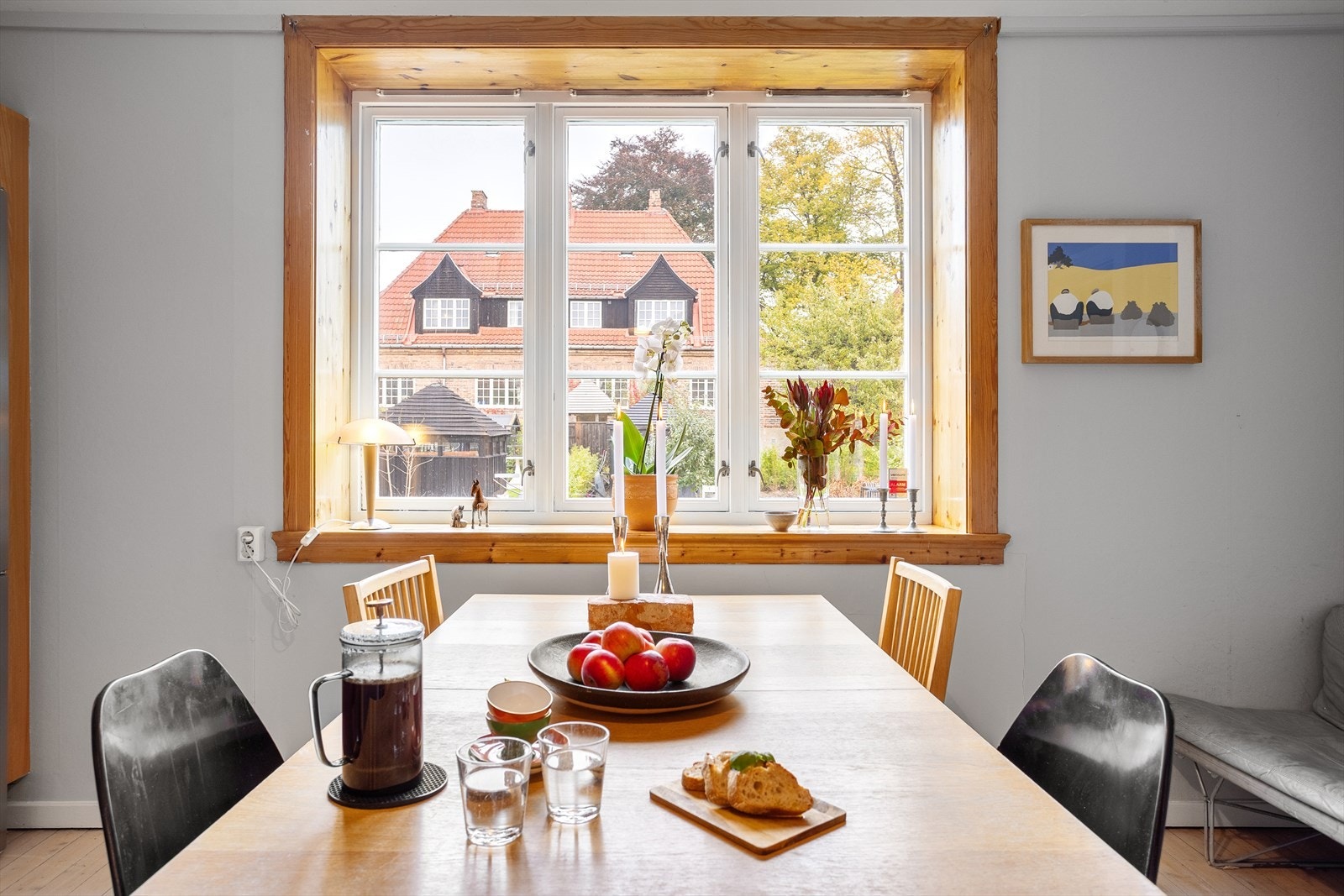 Fra kjøkkenvinduet har man hyggelig utsyn til nabolaget. Galleribilde