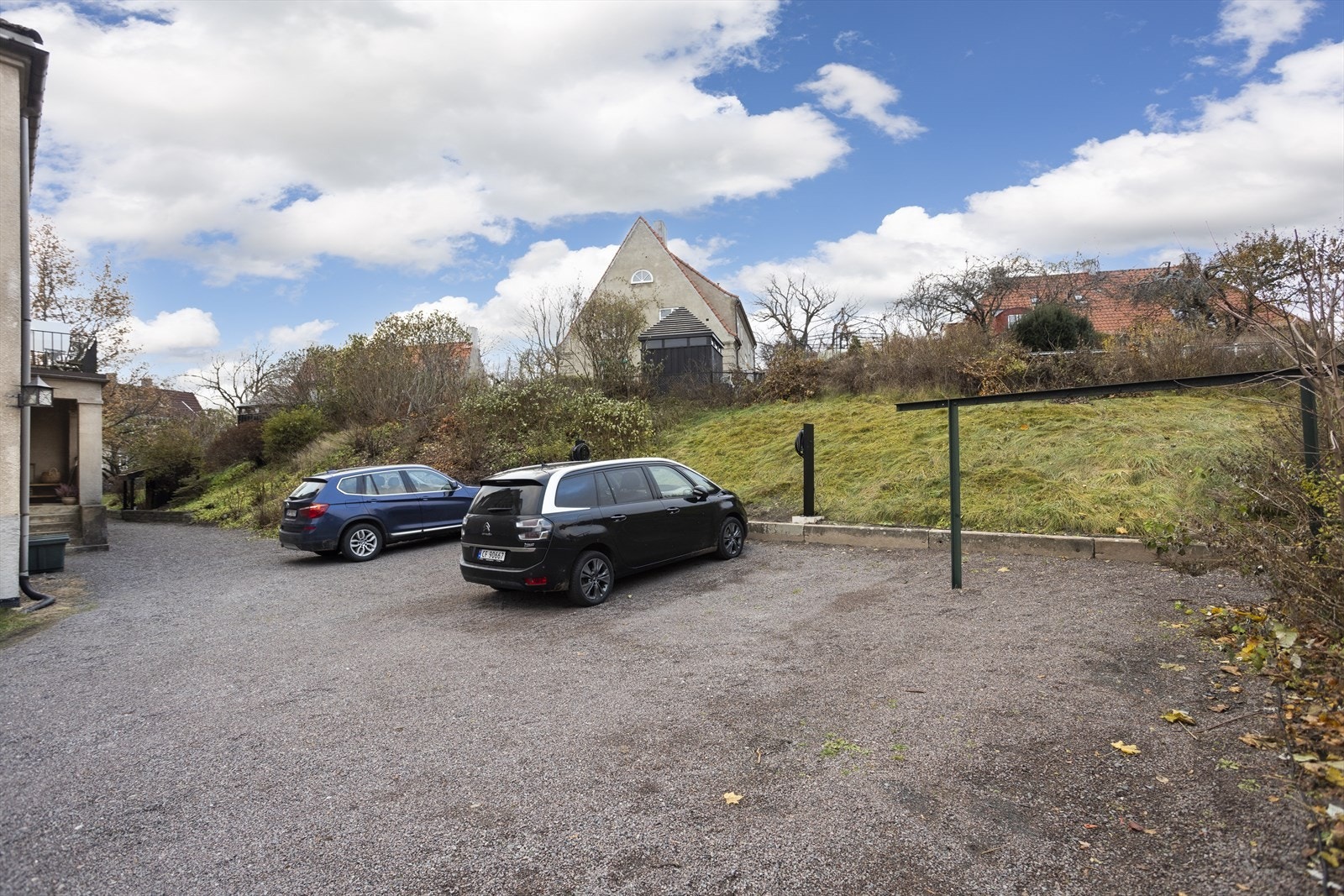 Parkeringsplassene tilhører andelene. Mulighet for el-billading. Galleribilde