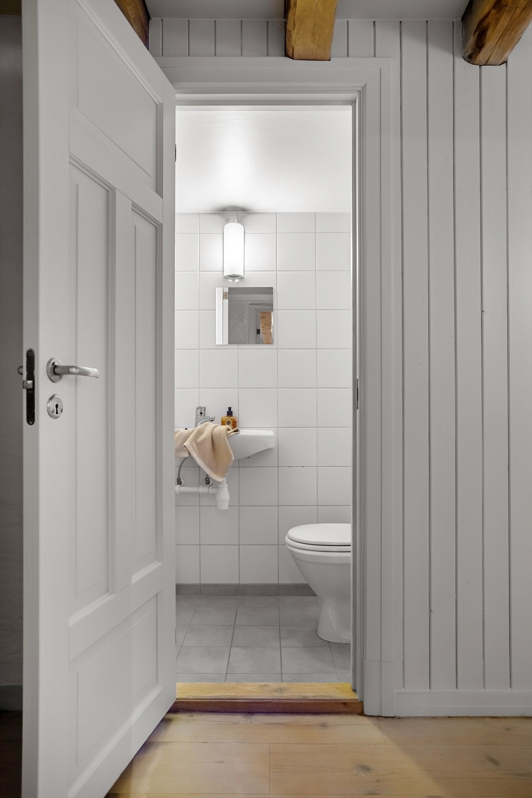 Eget toalettrom med wc og servant. Galleribilde