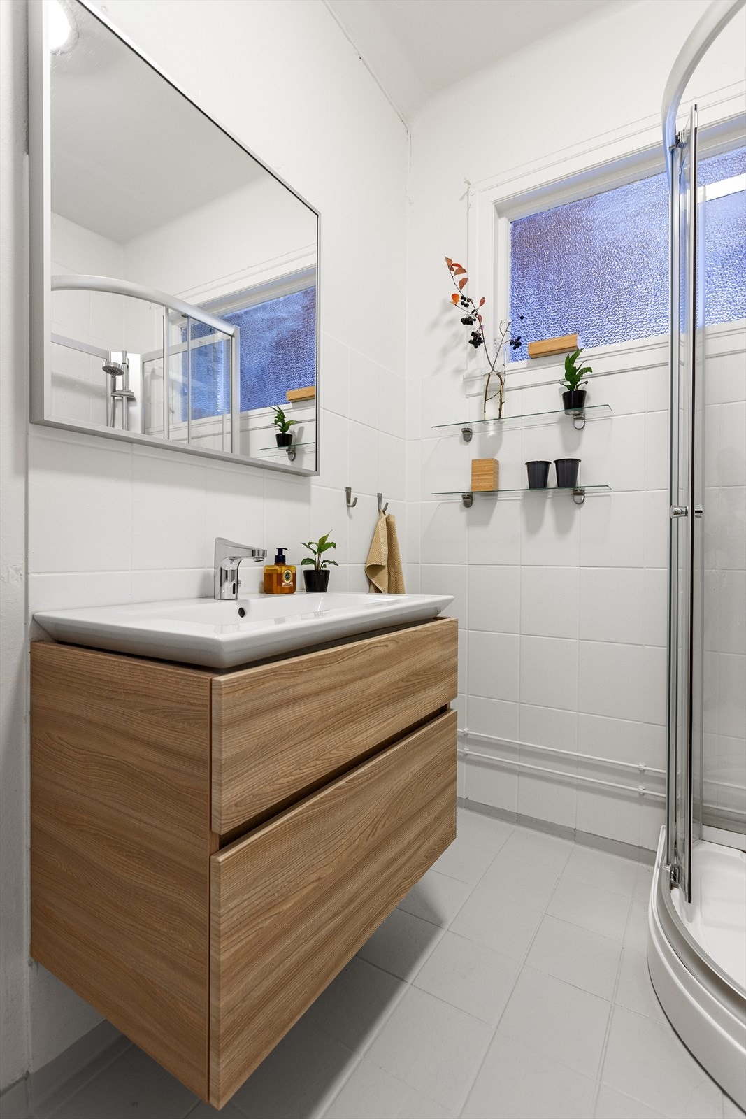 Etasjen har i tillegg et baderom som ligger i fin tilknytning til soverommet, og godt tilbaketrukket fra oppholdsrommene. Galleribilde