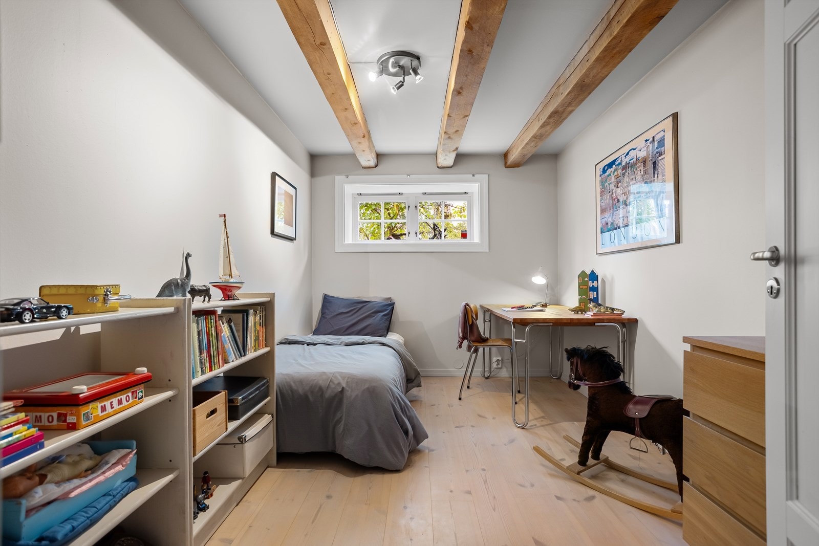 Underetasjen har tre soverom som ligger i fin tilknytning til hverandre. Galleribilde