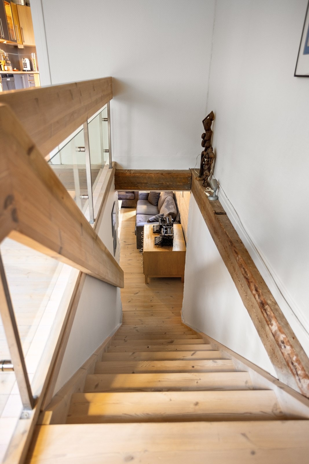 Videre kommer man ned til boligens underetasje. Galleribilde