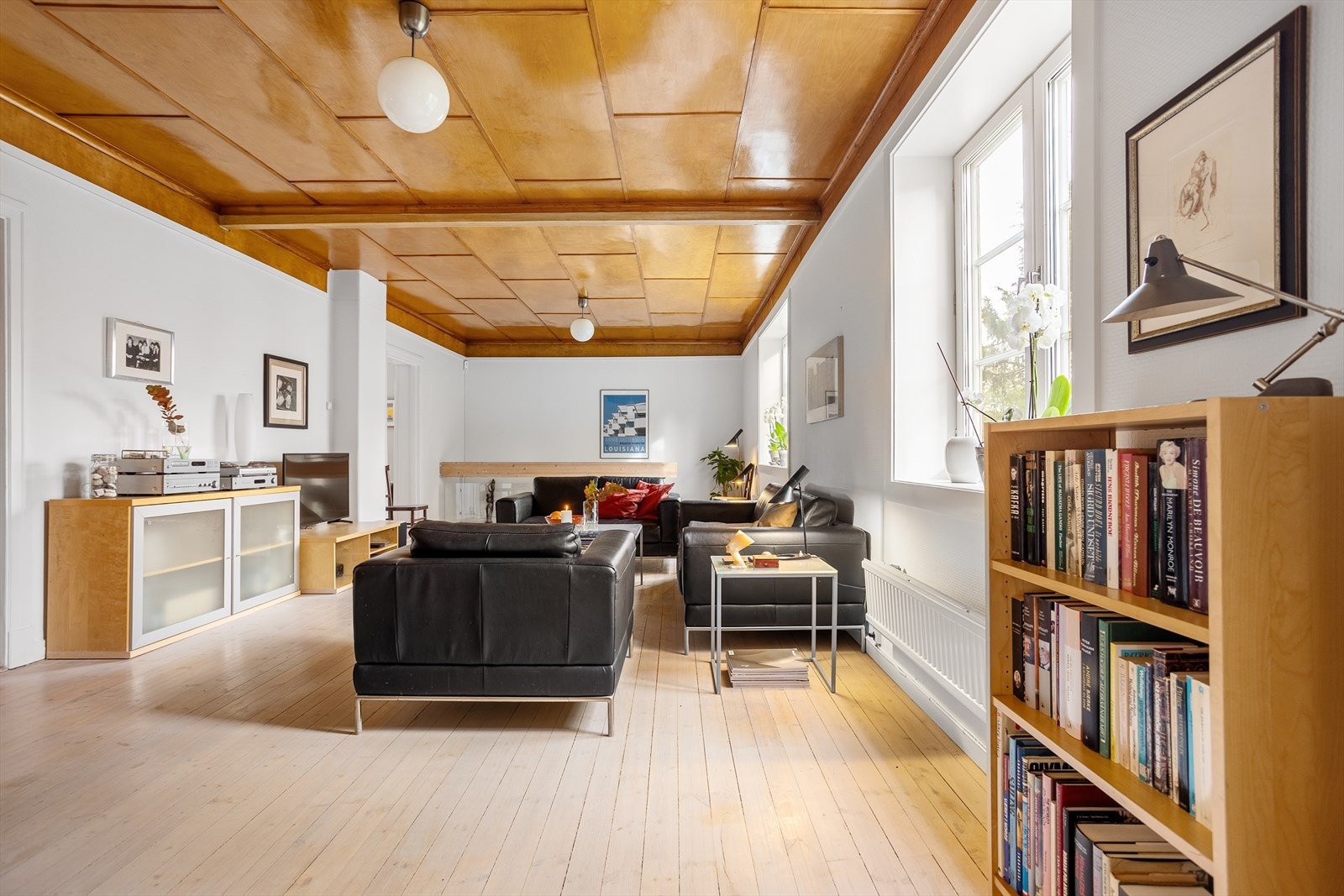 Leiligheten oppleves lys og luftig med store vindusflater som slipper inn rikelig med naturlig sollys. Stuen har en behagelig takhøyde på 2,69 meter, lysmalte overflater og originale tregulv. Galleribilde