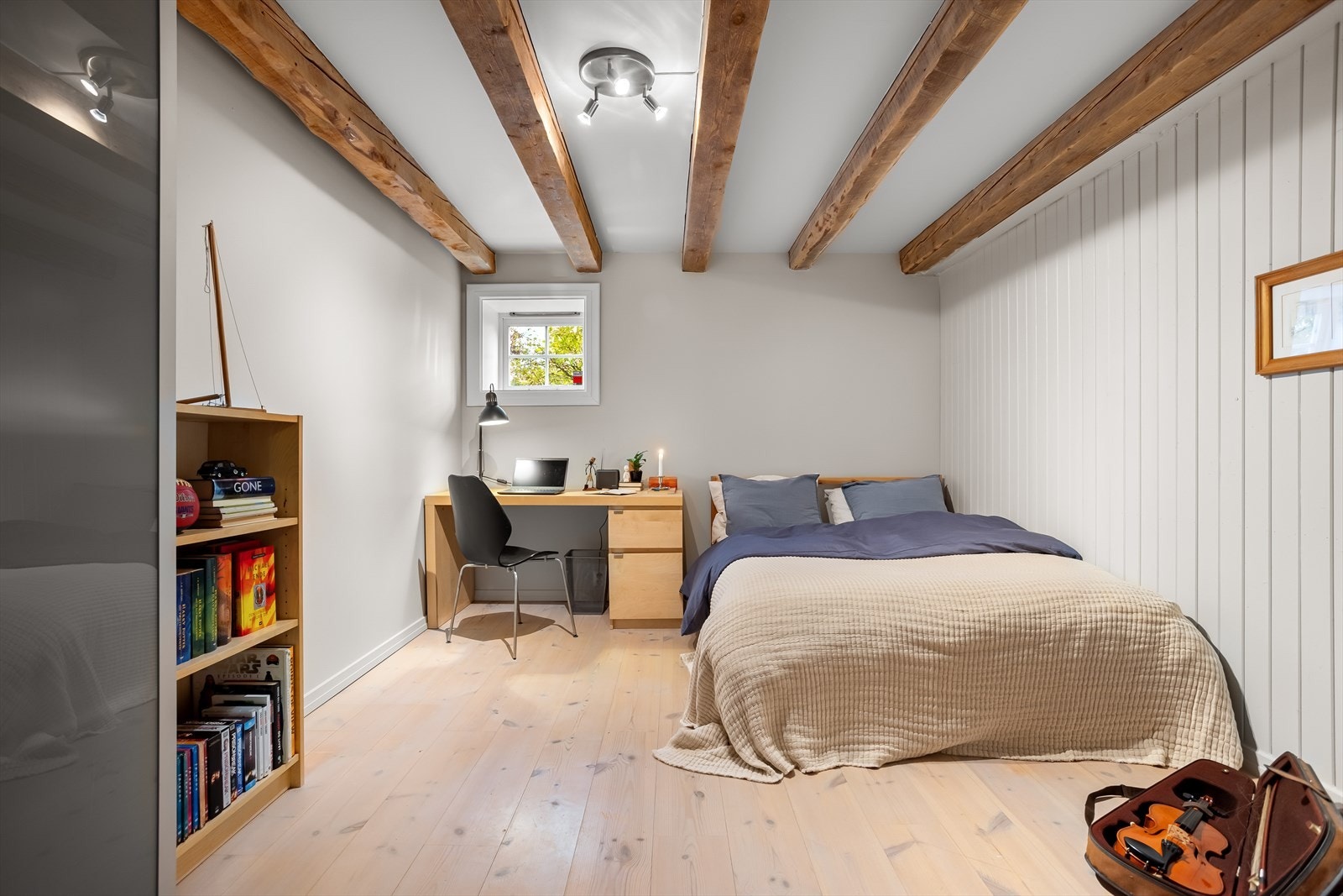 Rommene kan fint innredes etter ønske og behov. Legg merke til de flotte takbjelkene som er gjennomgående i hele underetasjen. Galleribilde