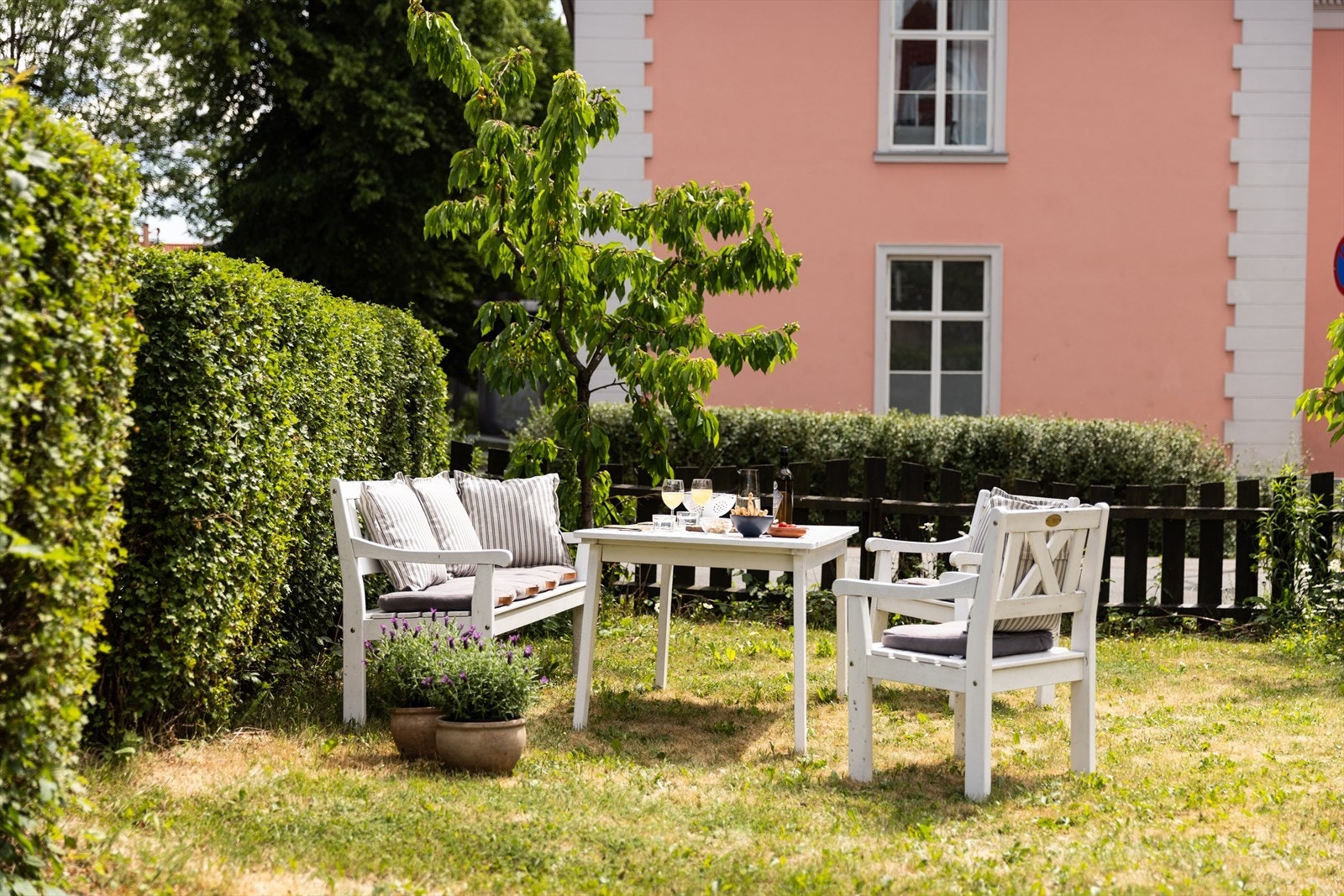 En solrik og frodig oase med boltreplass for både store og små hele året rundt. Galleribilde