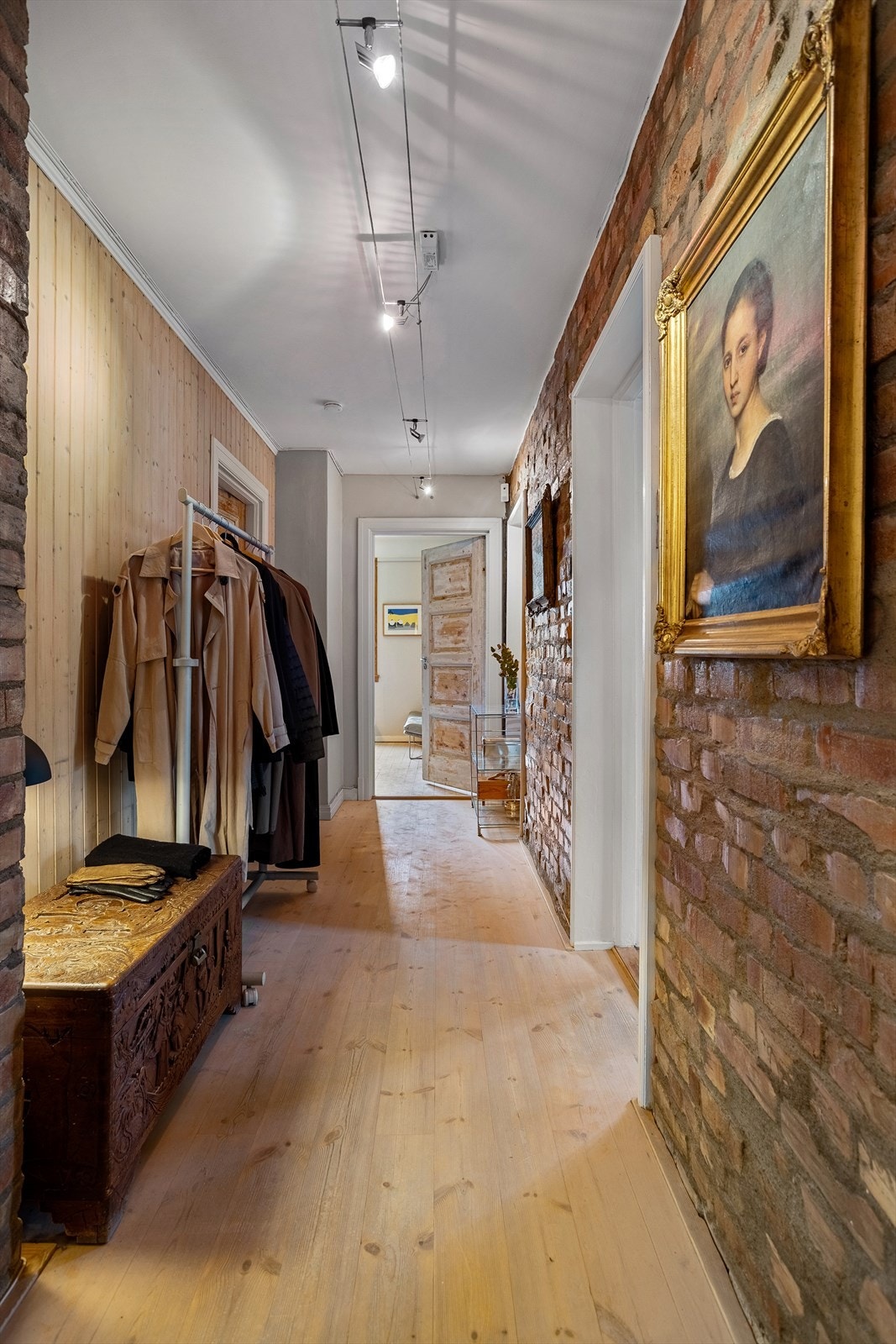 Entréen har plass til oppbevaring av både sko og yttertøy. Galleribilde