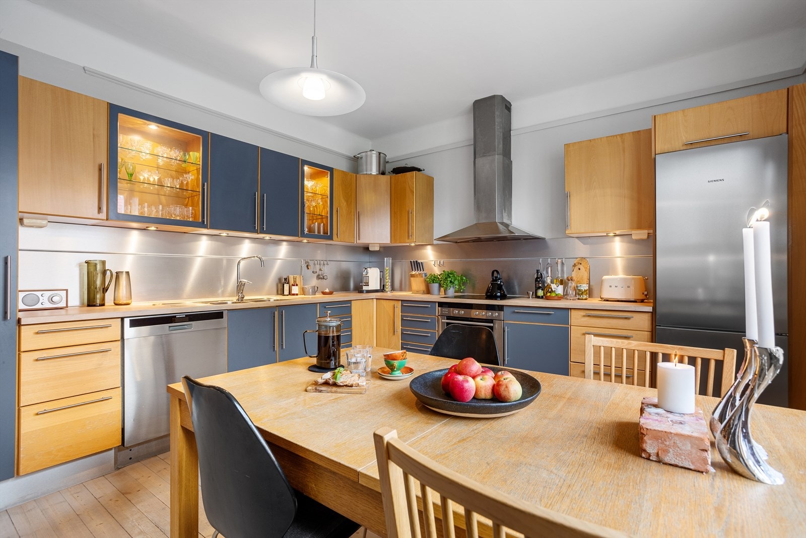 Videre er det integrert komfyr og platetopp. Kjøkkenventilatoren har avtrekk ut. Galleribilde