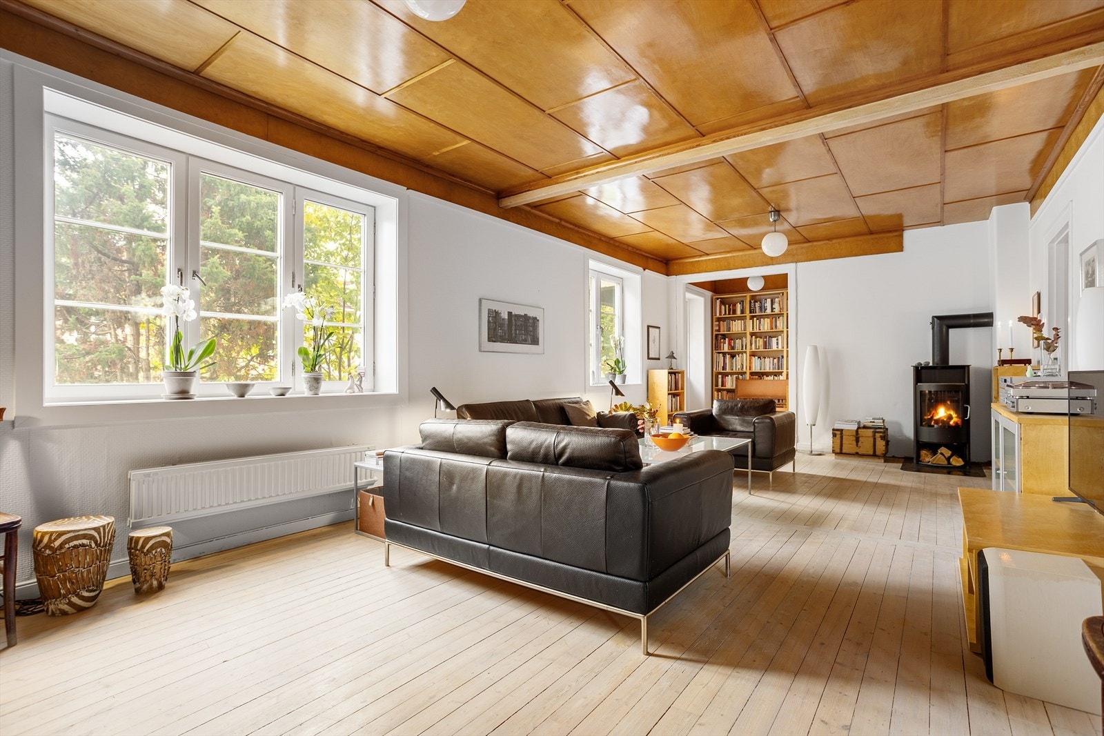 Stuen har en lun og stemningsfull peisovn som er en ypperlig varmekilde på kaldere dager. Galleribilde