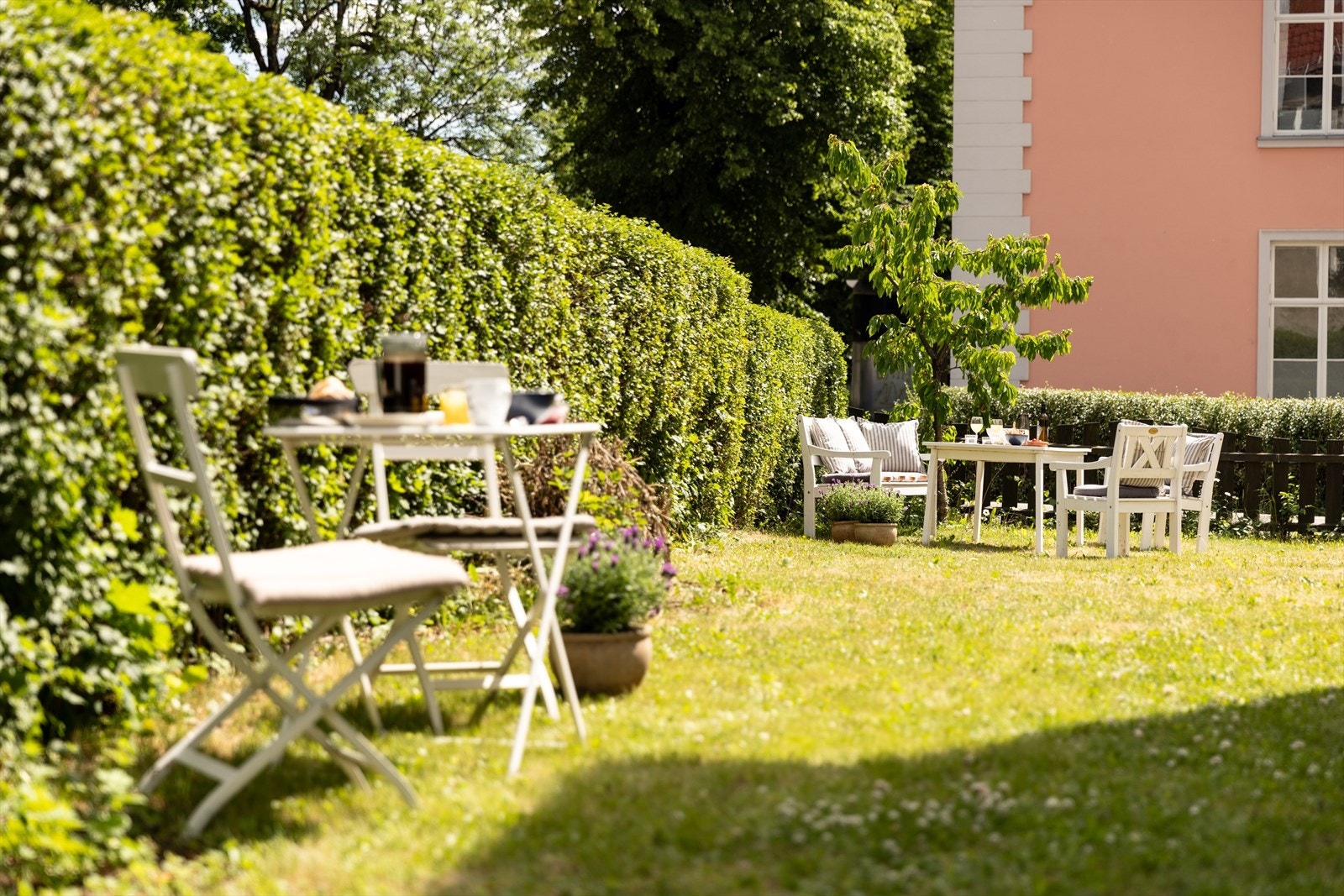 Hagen er av meget god størrelse, og utgjør en herlig oase hele familien vil ha stor glede av. Galleribilde