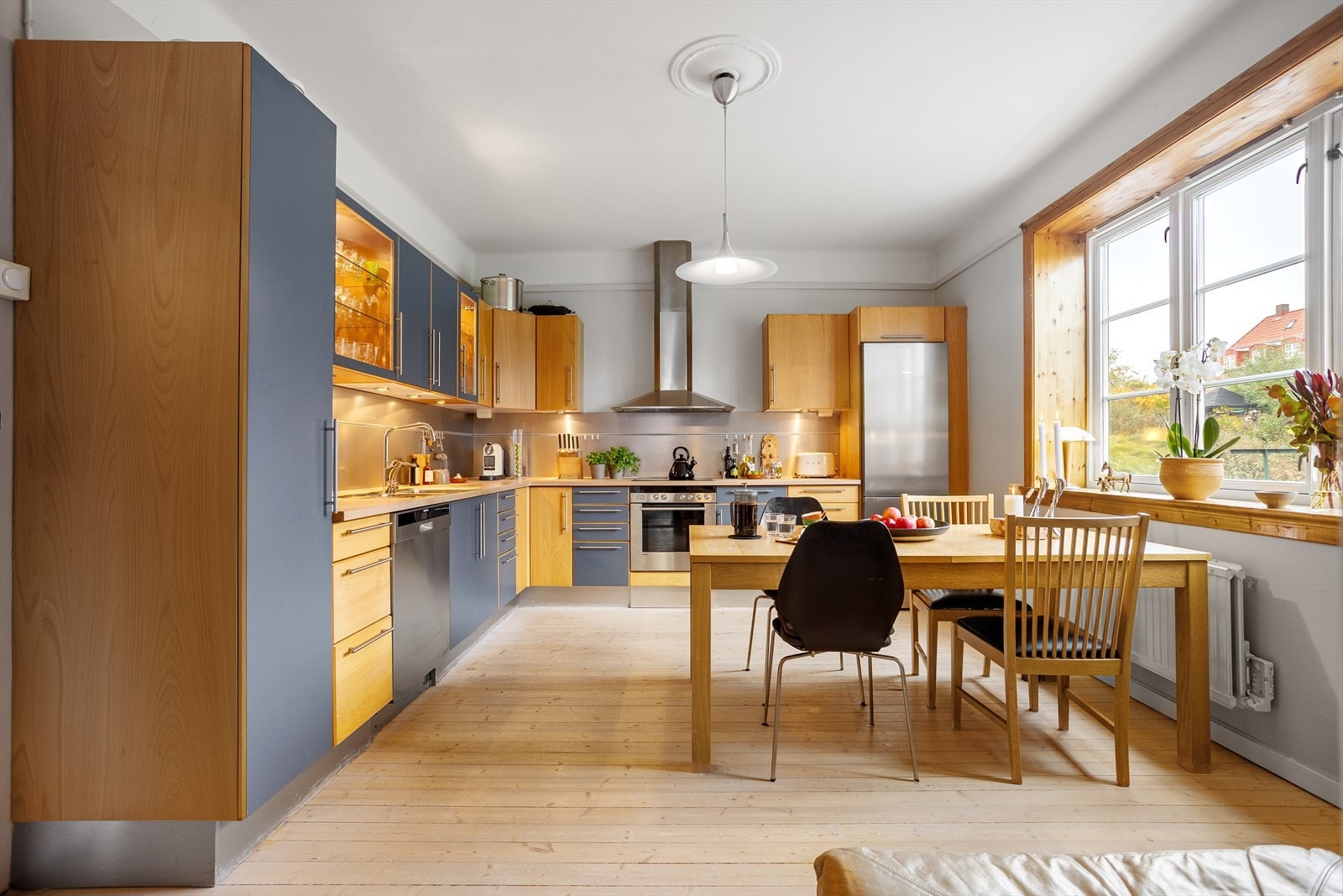 Kjøkkenet er fra HTH og var nytt i 2001. Det er nært tilknyttet stuen. Galleribilde