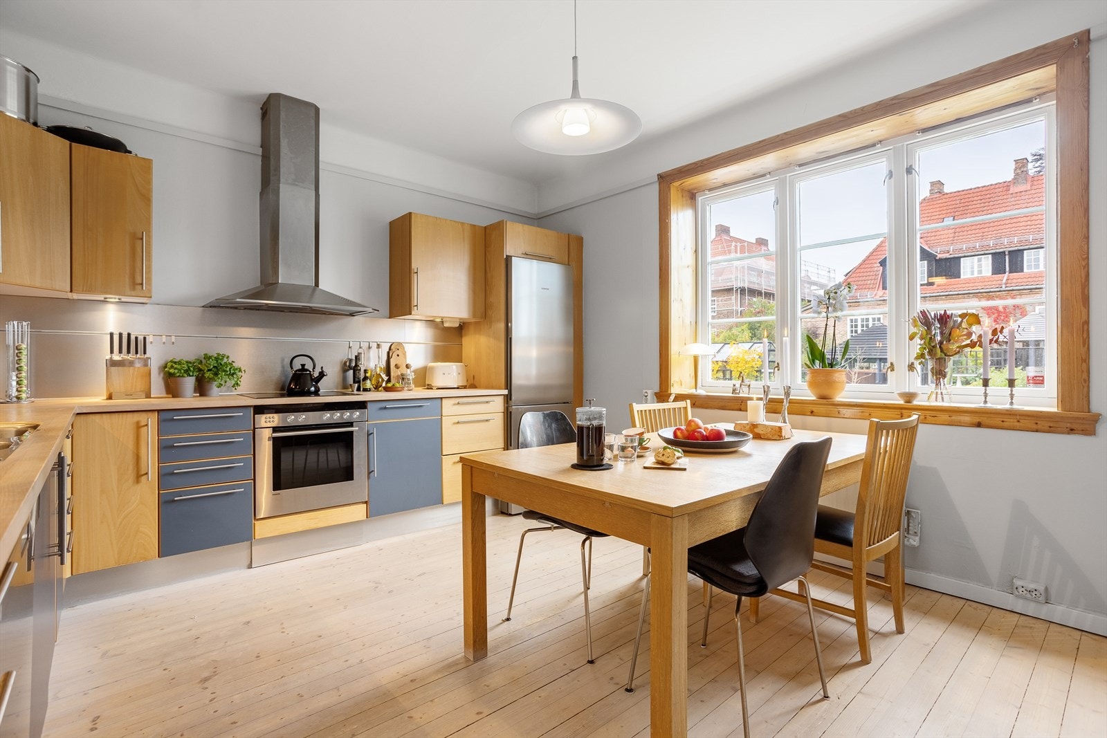 Kjøkkenet er et flott allrom, der man kan dekke til hverdag og fest. Galleribilde