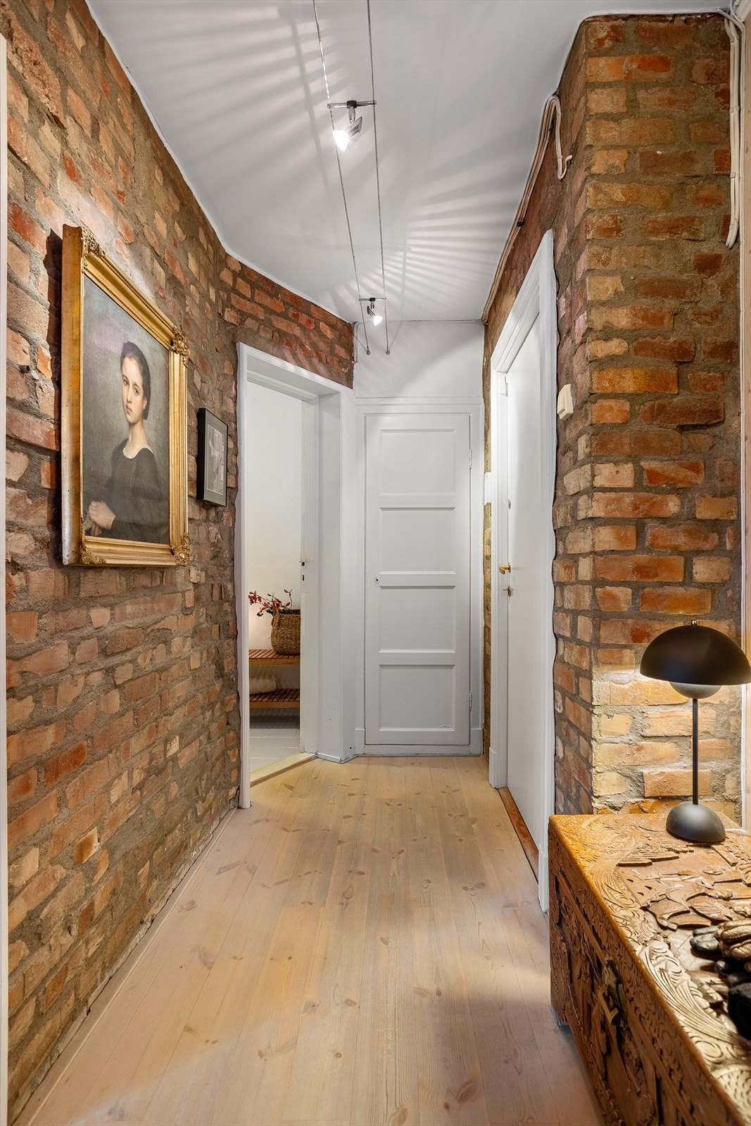 Flott mellomgang hvor murveggen er hentet frem på en fin måte. Galleribilde