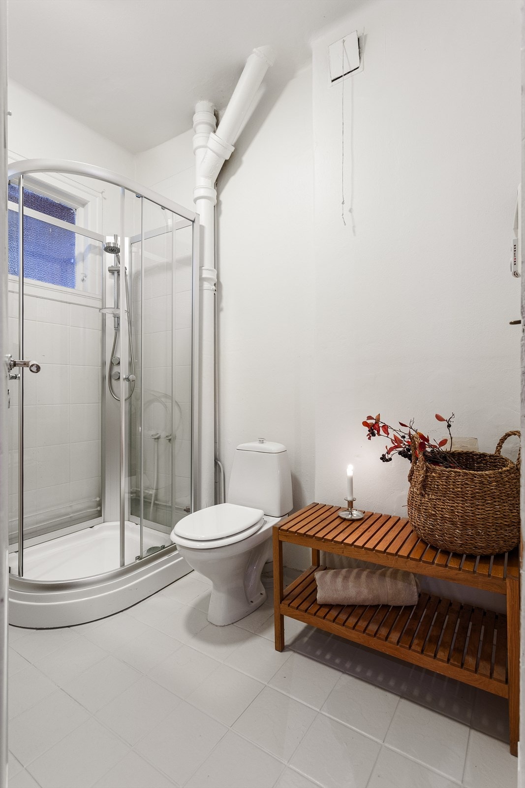 Badet er utstyrt med wc, servant med skuffer under (fra 2018) og dusjkabinett (fra 2018). Det er flislagt gulv med elektriske varmekabler. Galleribilde