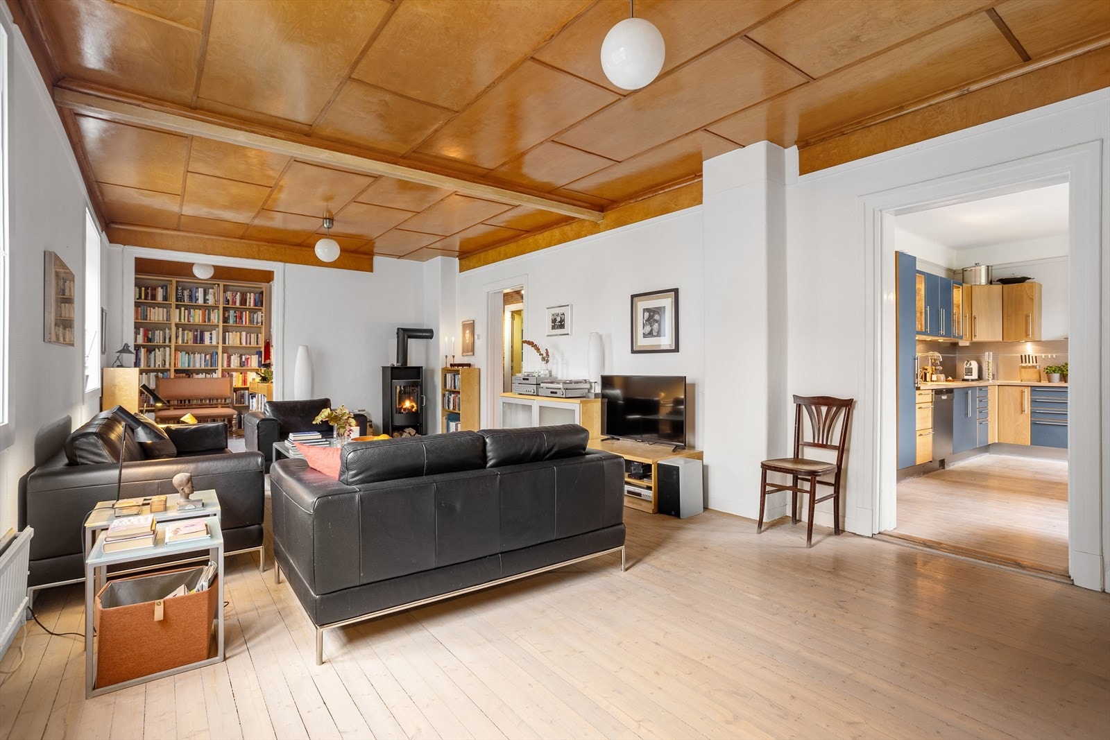 Det er flere møbleringsmuligheter i stuen, og god plass til både sofaseksjon og stort spisebord om man ønsker. Galleribilde