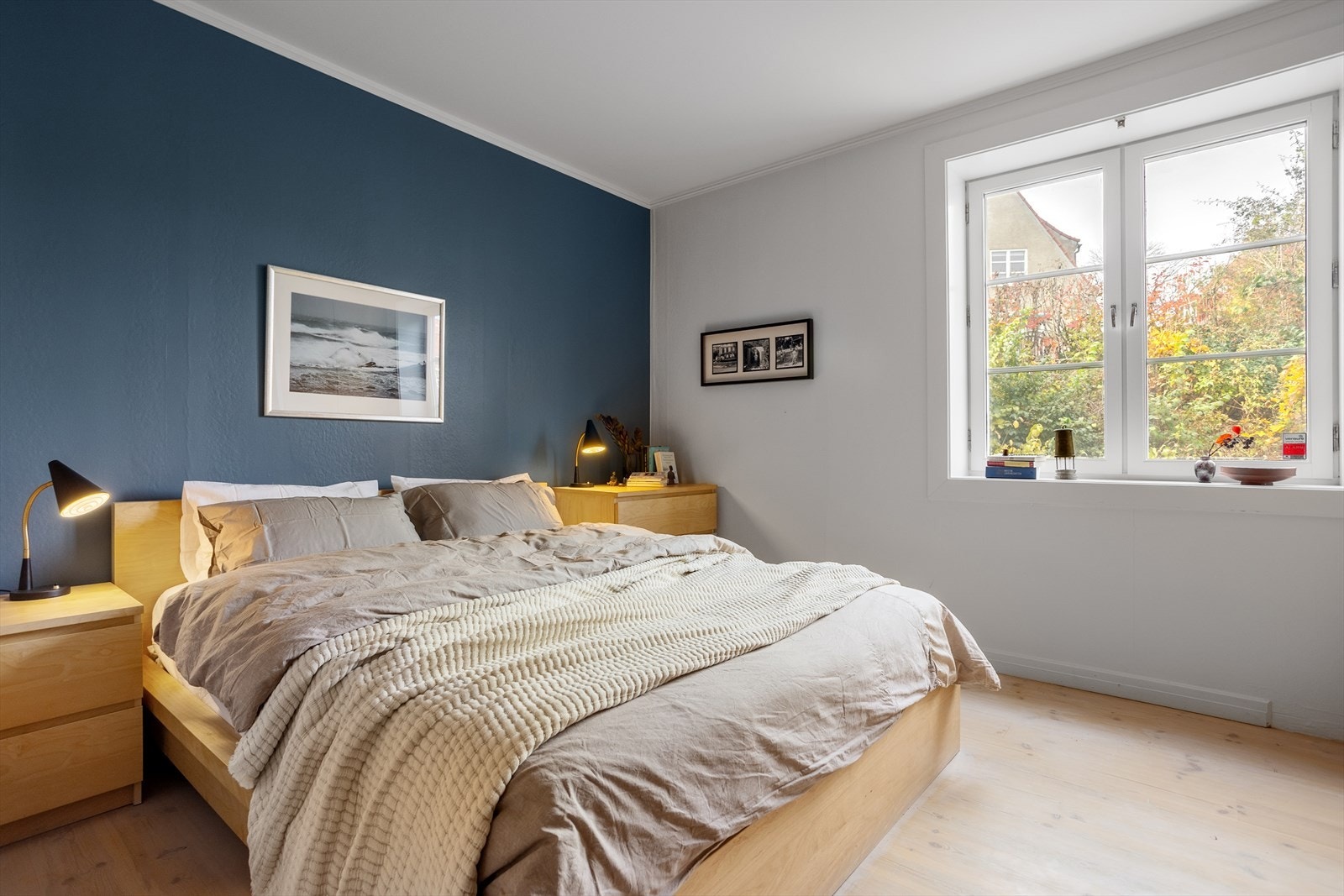 Hovedsoverommet ligger fint til i 1.etasje, og oppleves lyst og luftig. Det er plass til dobbeltseng med tilhørende møblement på hver side og garderobeløsning. Galleribilde