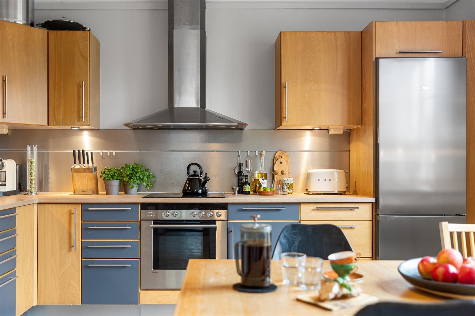 Innredningen er av heltre benkeplate plate over benk, ventilator vifte og nedfelt kum. Galleribilde