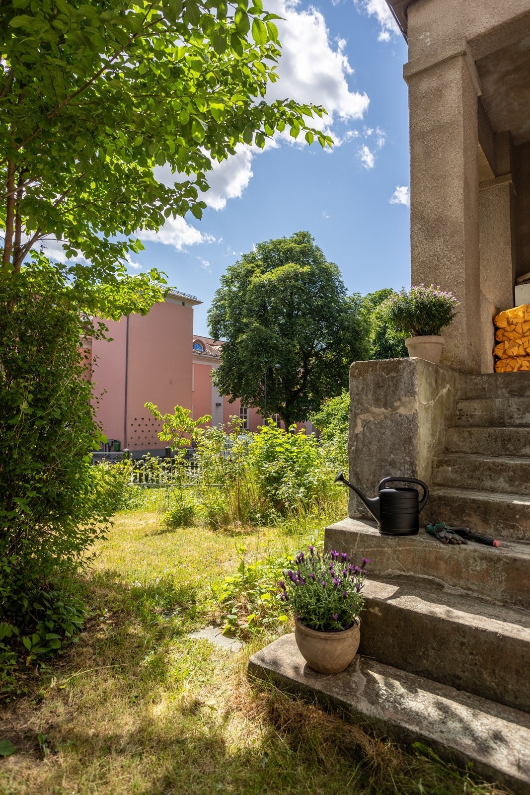 Fra stuen har man direkte utgang til hagen. Galleribilde