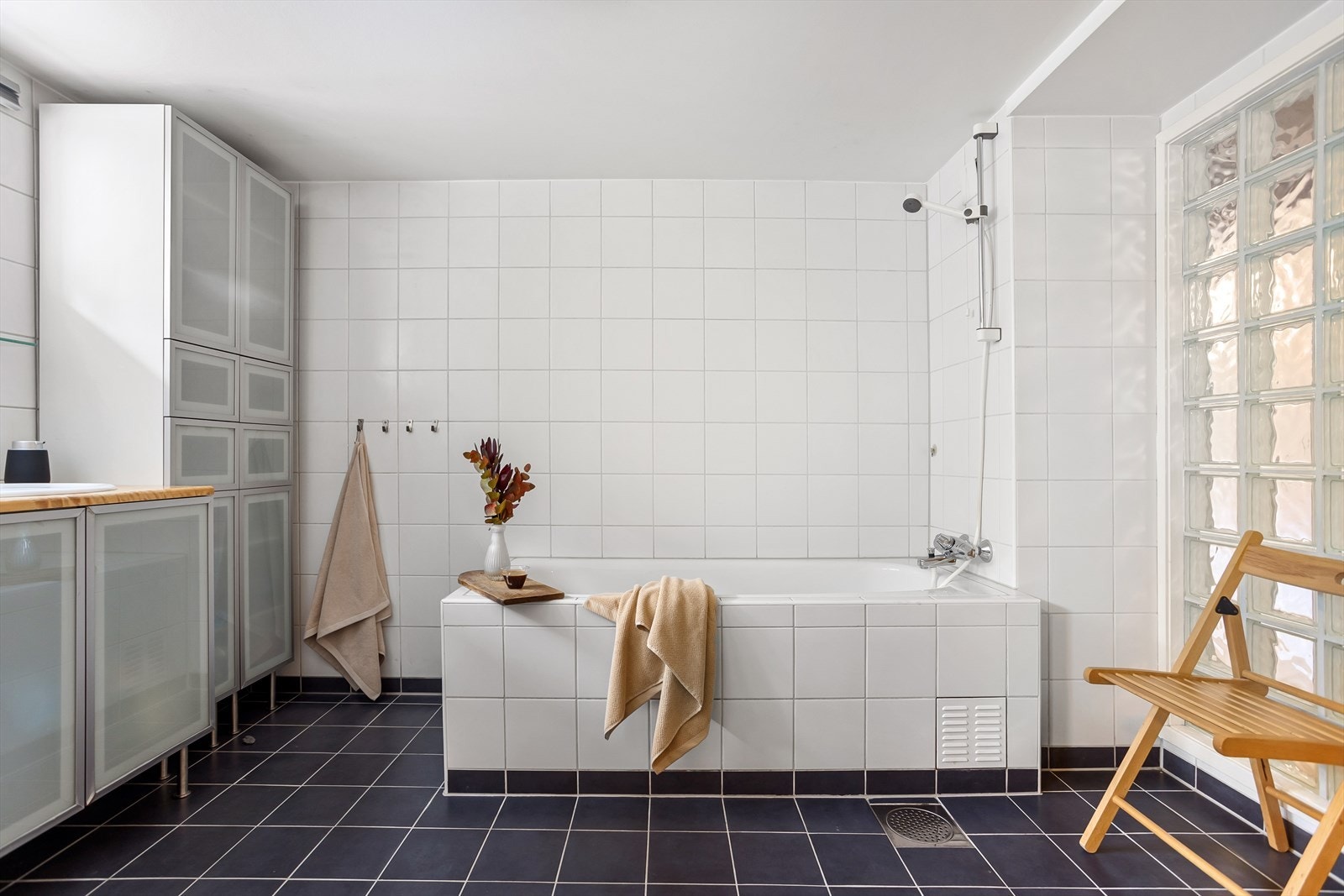 Badet er utstyrt med to servanter med skap under og dusj i innmurt badekar. Galleribilde