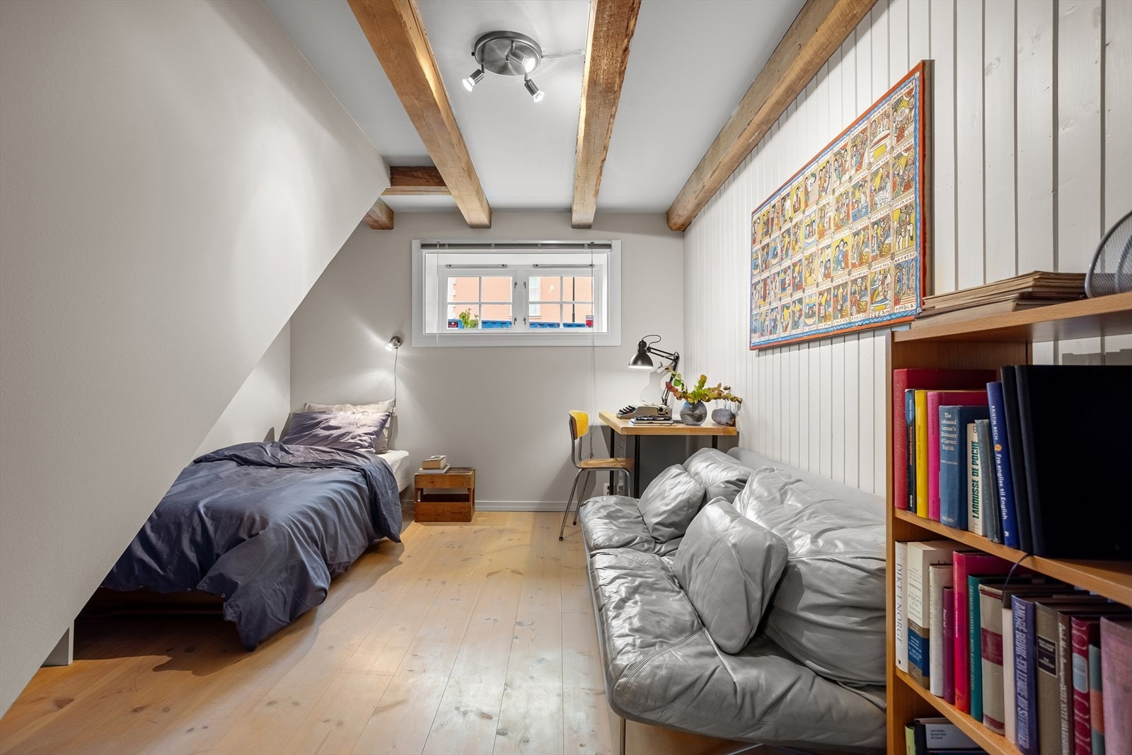 Det er god plass til seng, garderobe og øvrig soveromsmøblement. Galleribilde