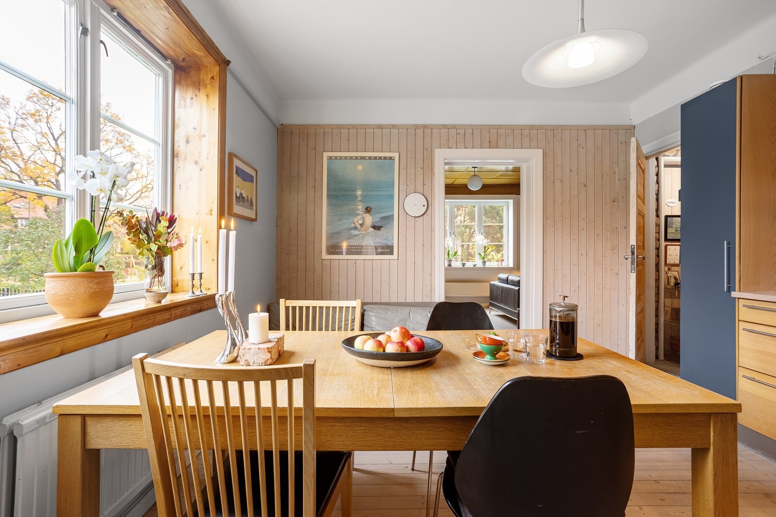 Det er vakkert morgen og kveldslys inn på kjøkkenet. Og det er god plass til uttrukket langbord for å samle hele storfamilien til felles måltider. Galleribilde