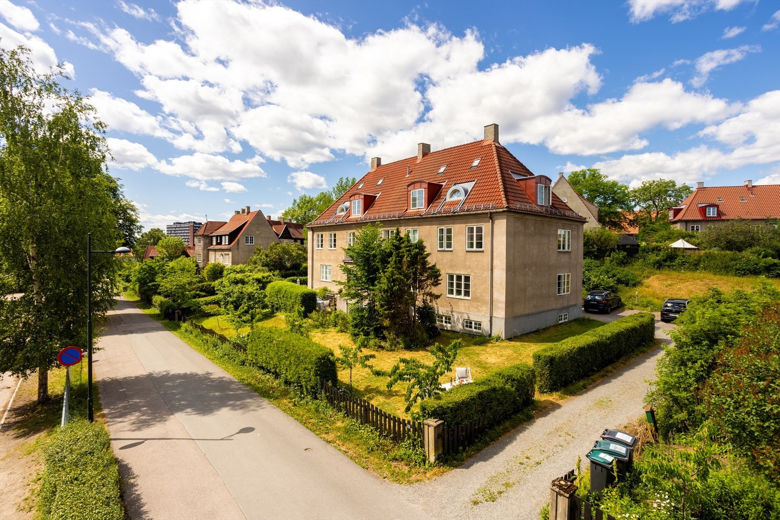 Boligen har en fantastisk beliggenhet i Ullevål Hageby - et idyllisk boligområde som er beskrevet som svært hyggelig og barnevennlig. Galleribilde