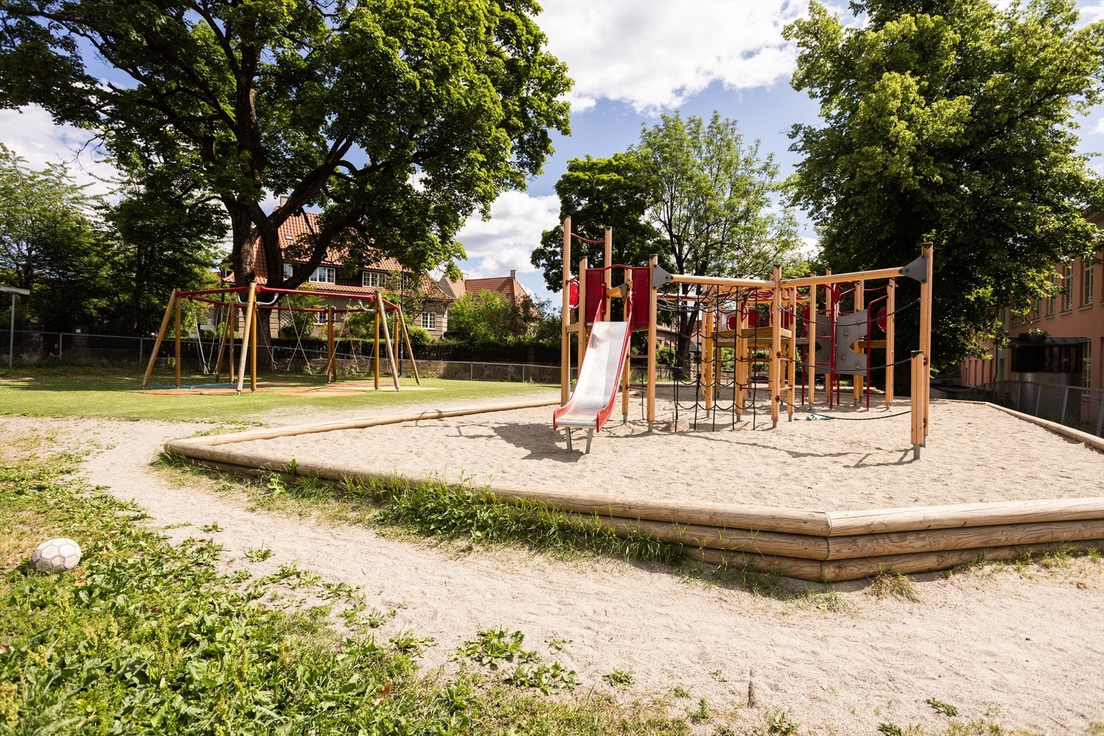 Rett ved boligen finnes felles lekeplass til glede for de minste. Galleribilde
