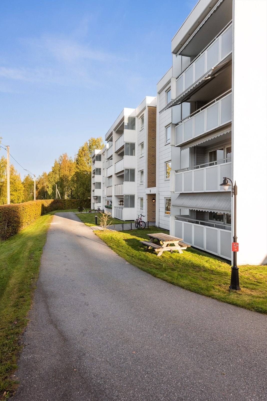 Hyggelig borettslag ca. 2,5 km fra sentrum. Kort veg til alle fasiliteter og til flotte turområder. Galleribilde