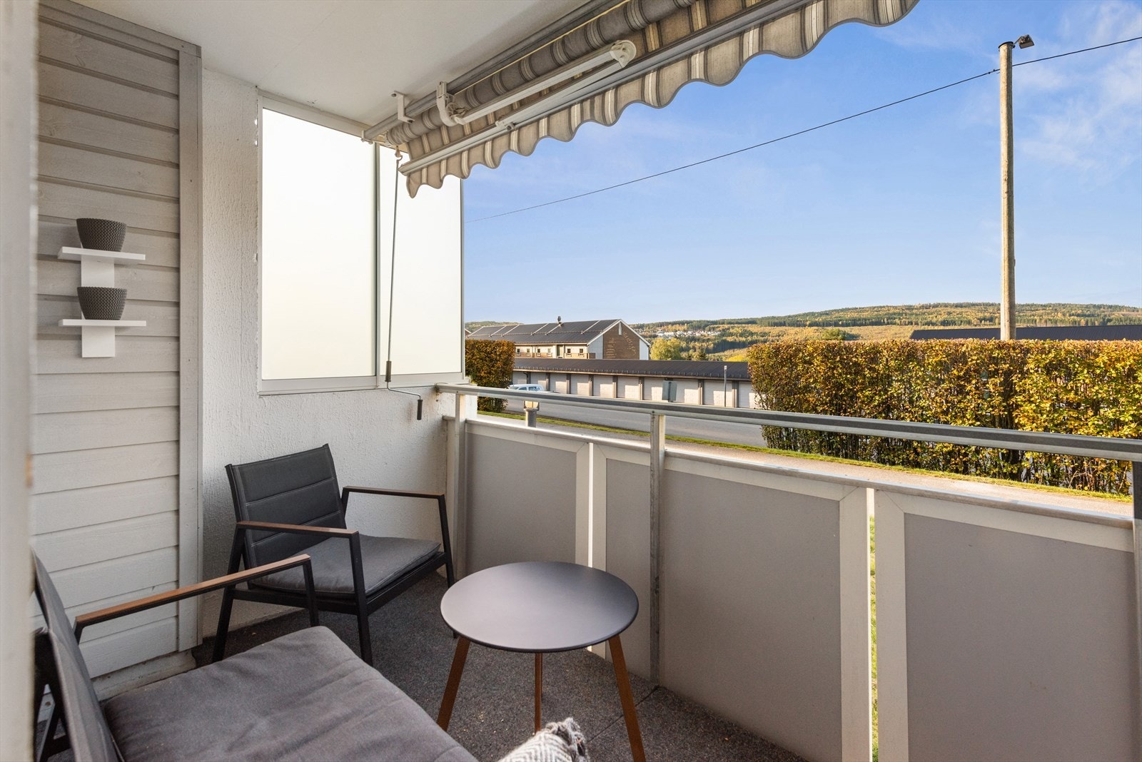 Fra stuen er det utgang til en sydvest vendt balkong med gode solforhold. Galleribilde