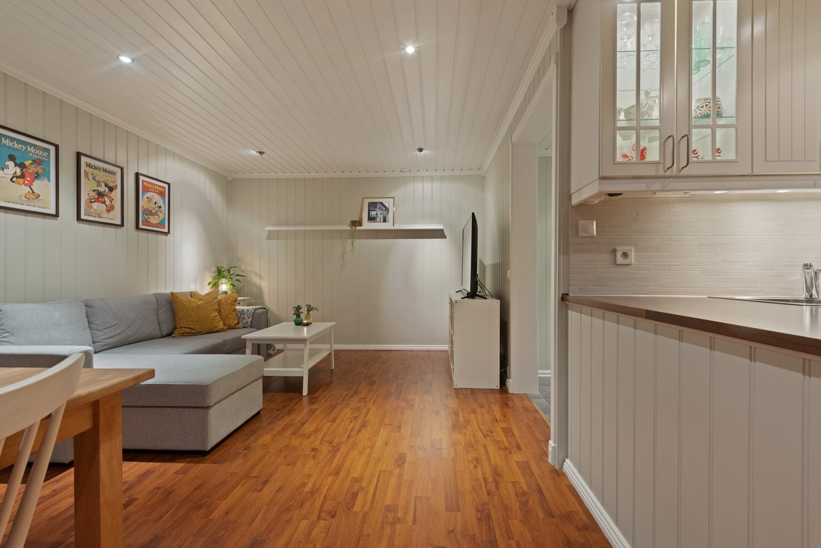 Romslig stue med plass til spisebord og sofagruppe. Galleribilde