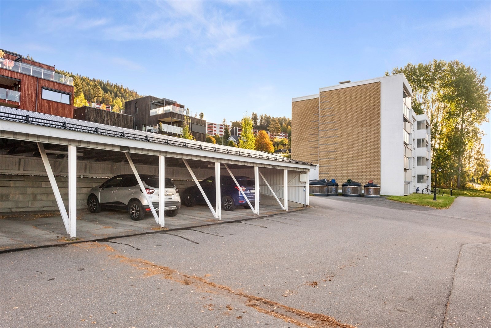 Parkeringsplass i borettslagets carportanlegg. Gjesteparkering ellers på borettslagets tomt. Galleribilde